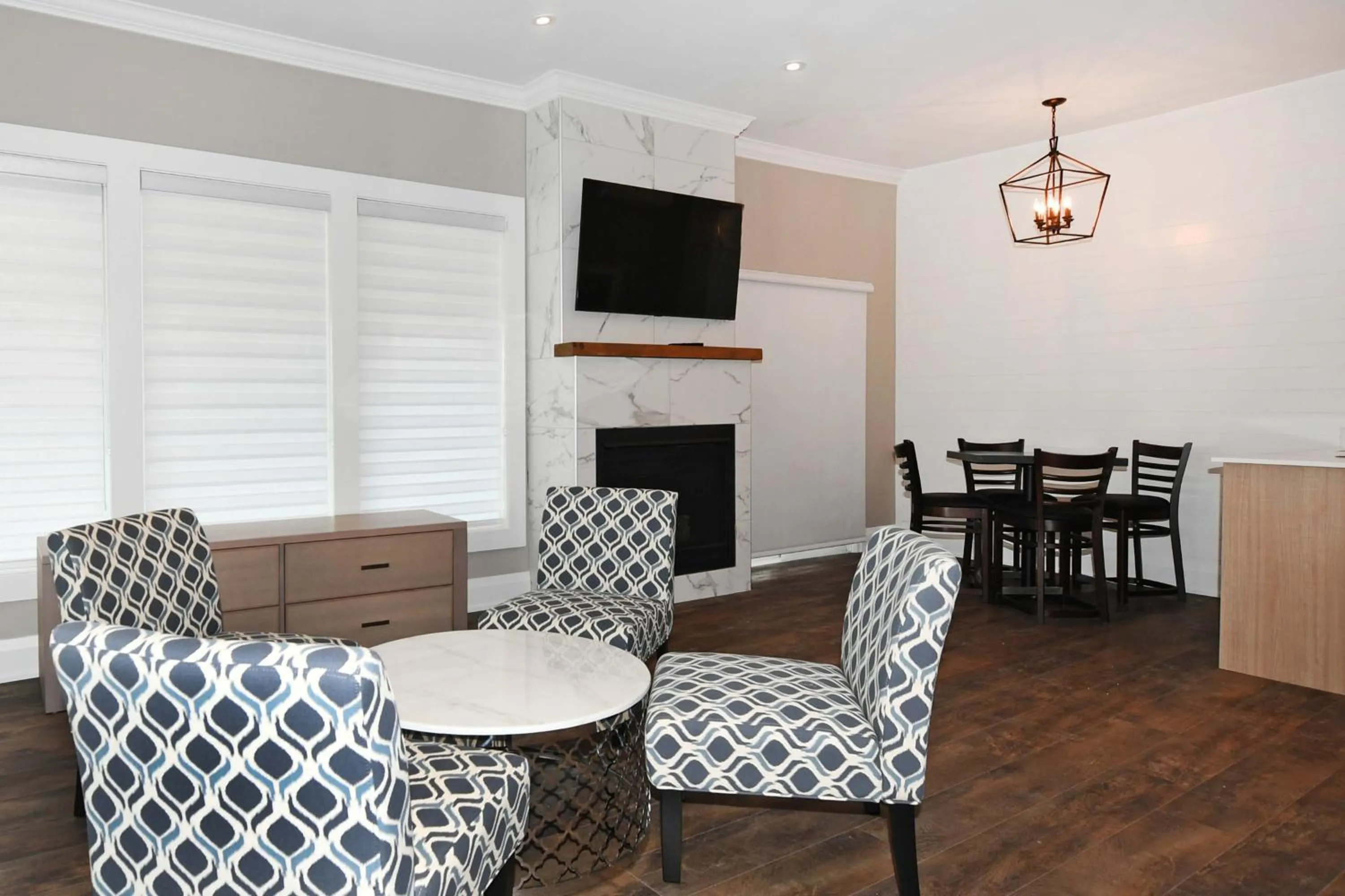 Colonial Hotel & Suites