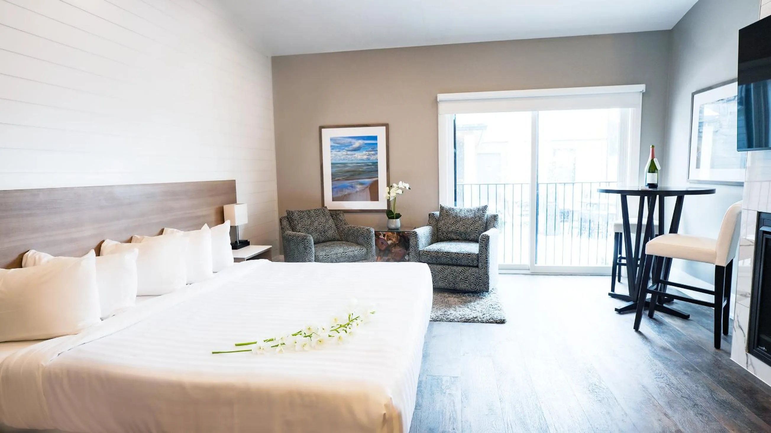 Bed in Colonial Hotel & Suites