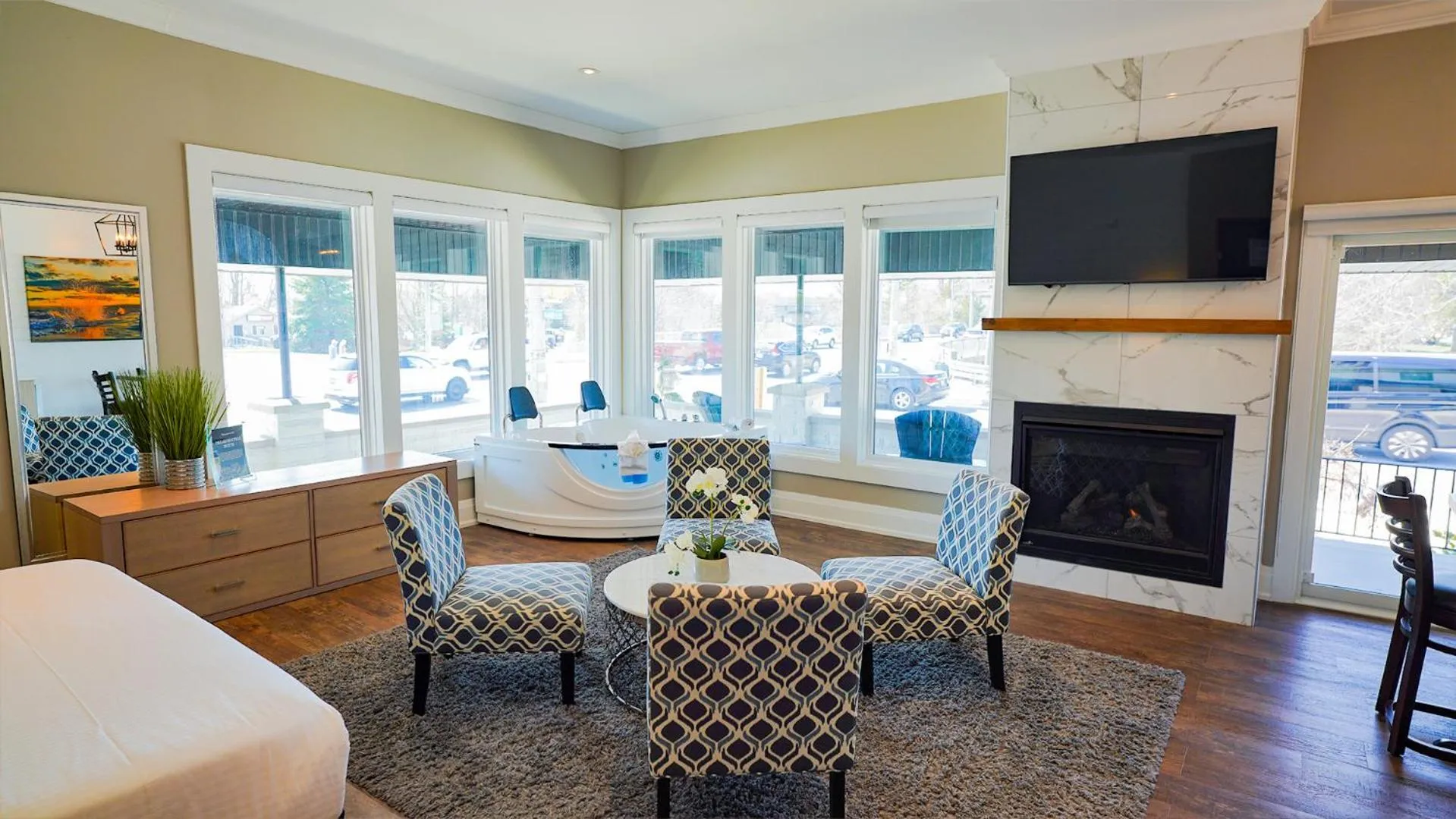 Colonial Hotel & Suites