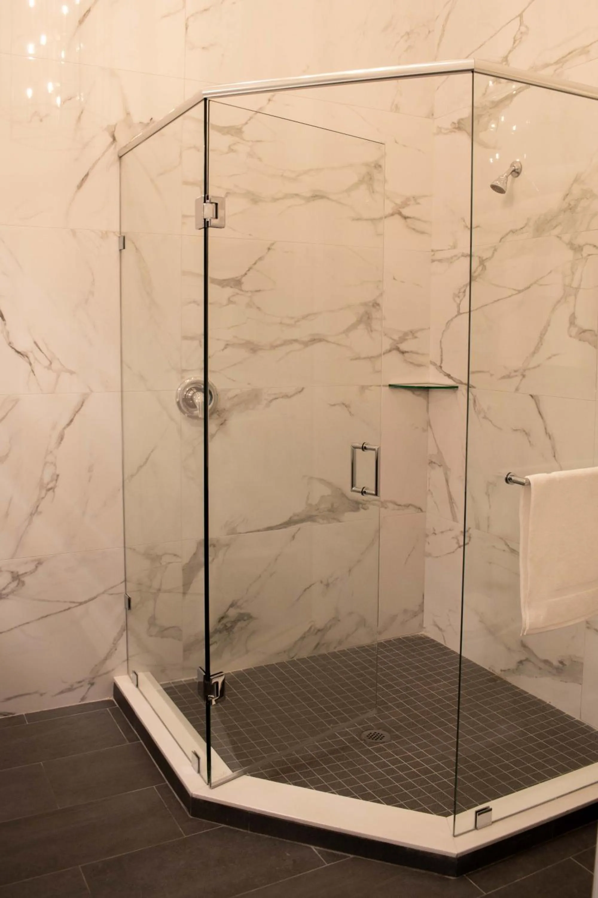 Colonial Hotel & Suites