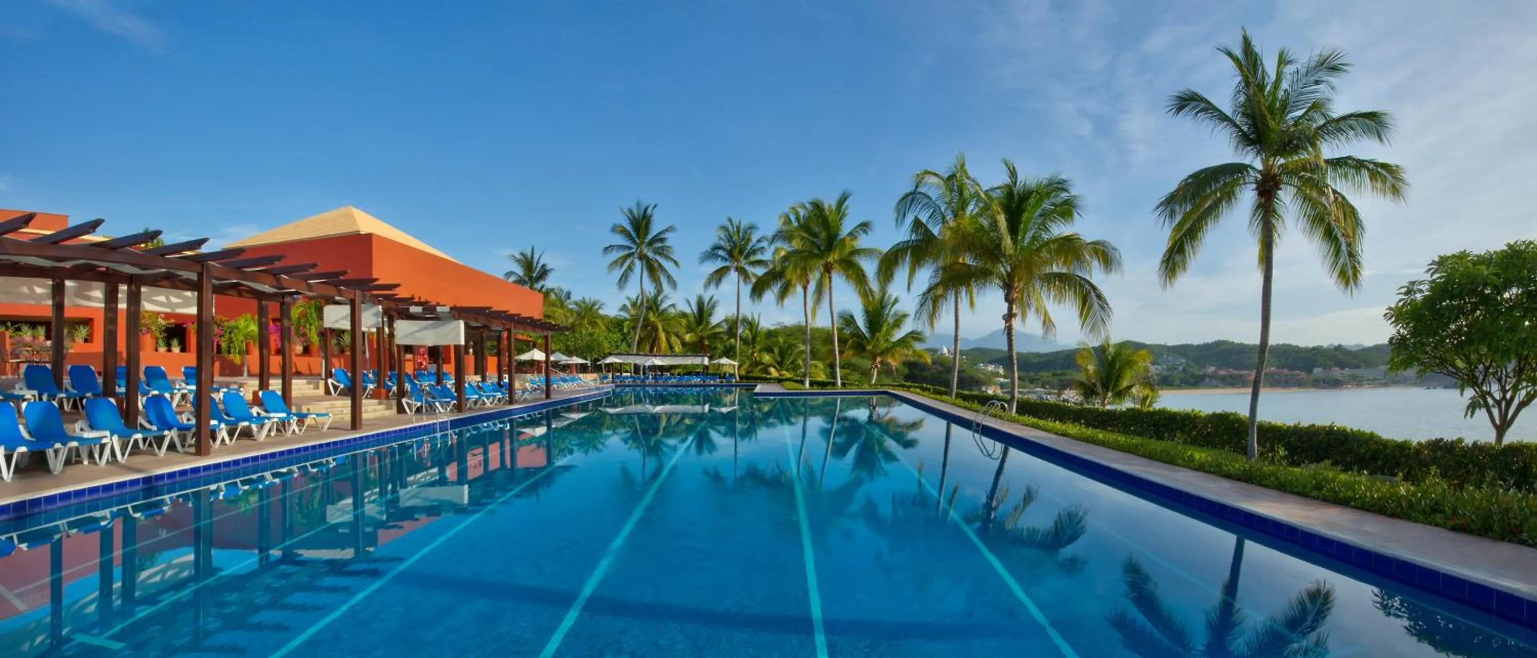 Swimming pool in Las Brisas Huatulco-All Inclusive
