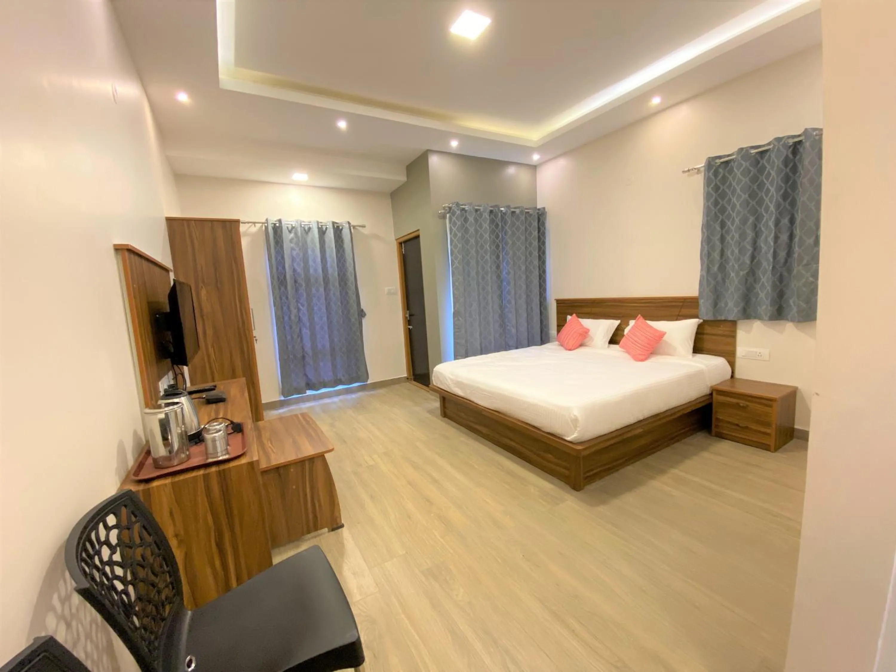 Photo of the whole room, Bed in Avalon Stays