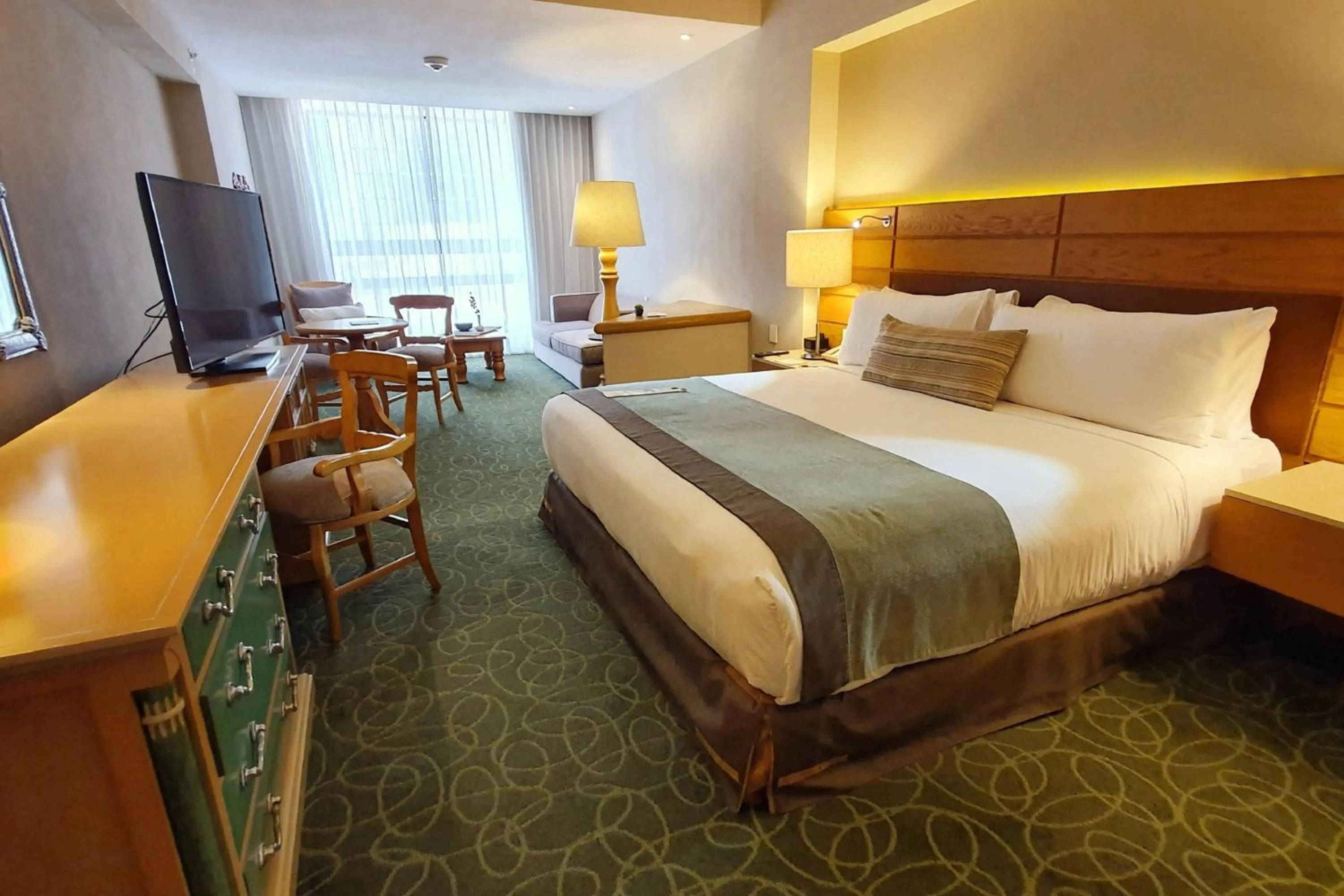 Photo of the whole room, Bed in Marriott Tuxtla Gutierrez Hotel
