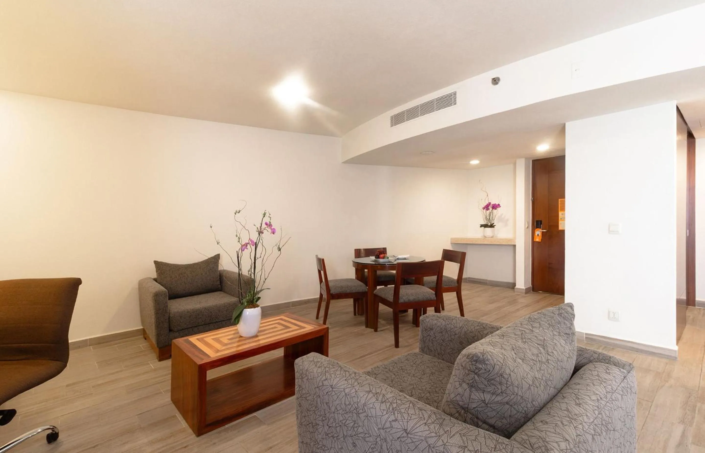 Photo of the whole room in Real Inn Guadalajara Expo