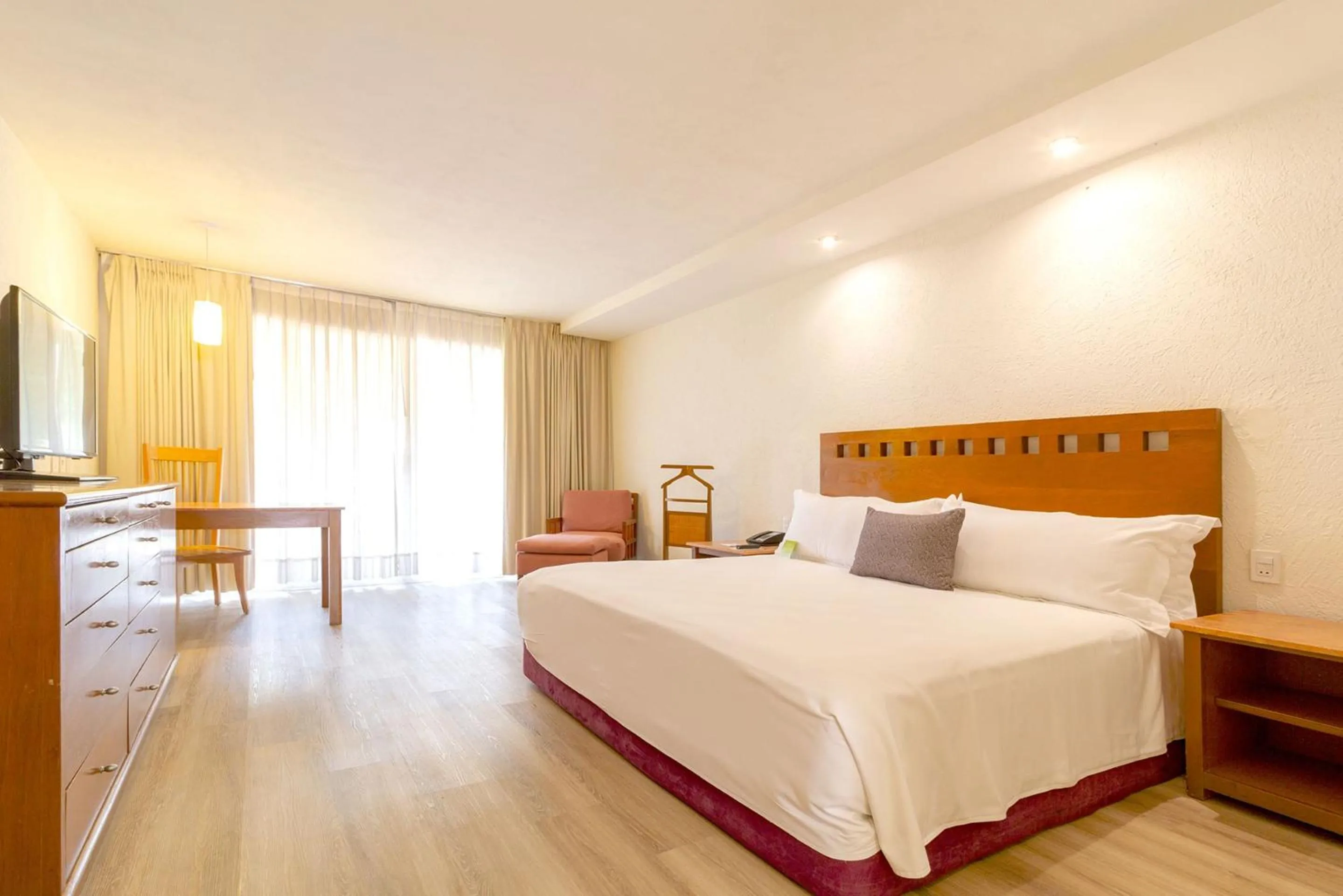 Photo of the whole room, Bed in Camino Real Guadalajara