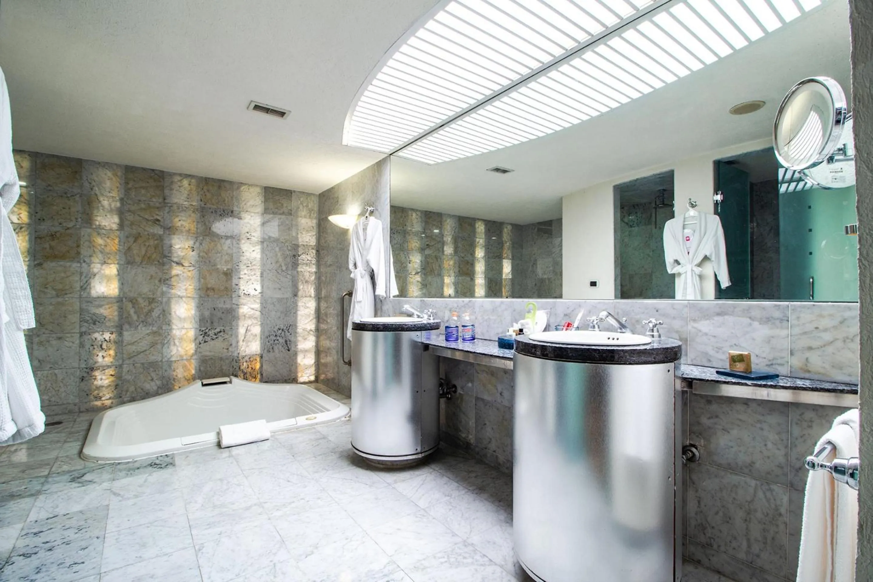 Photo of the whole room in Camino Real Guadalajara