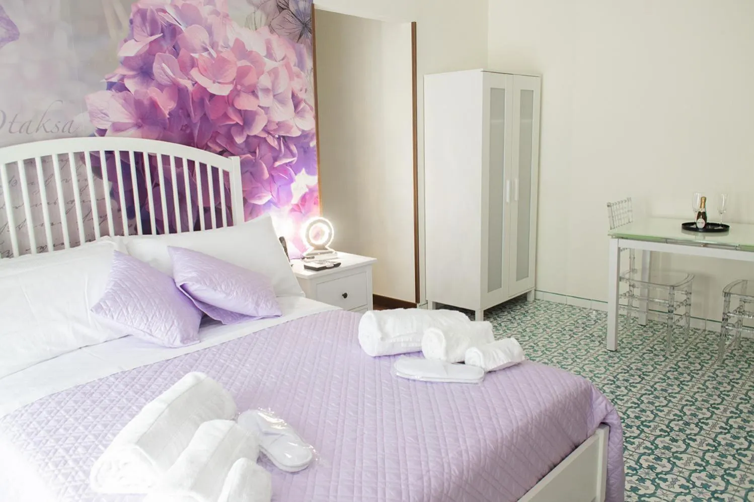 Photo of the whole room, Bed in Bed Boutique Napoli Colors