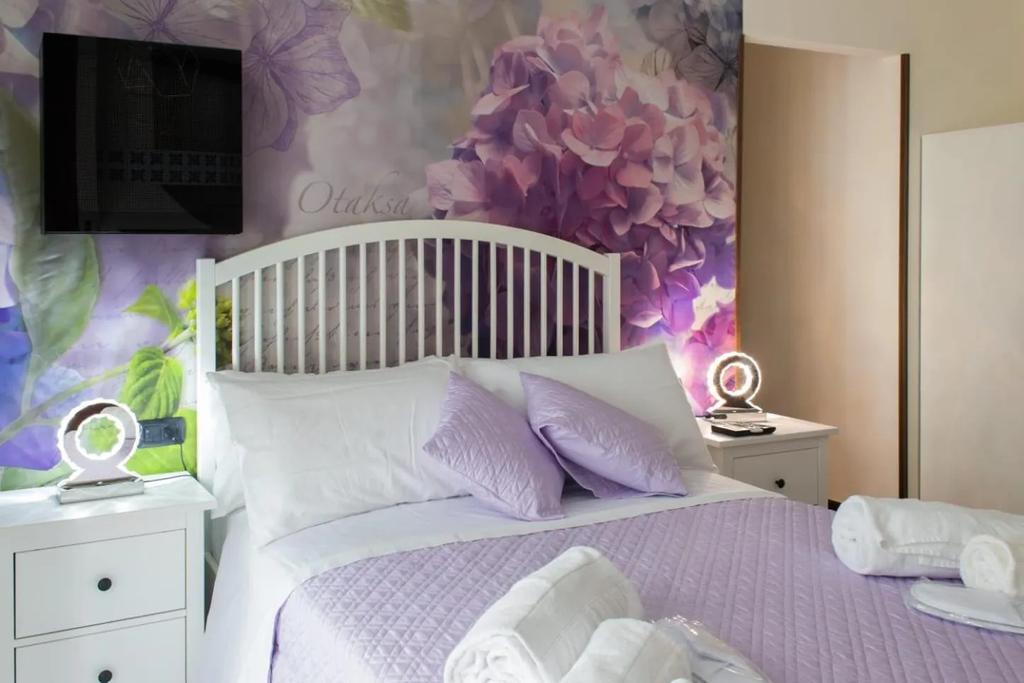 Photo of the whole room, Bed in Bed Boutique Napoli Colors