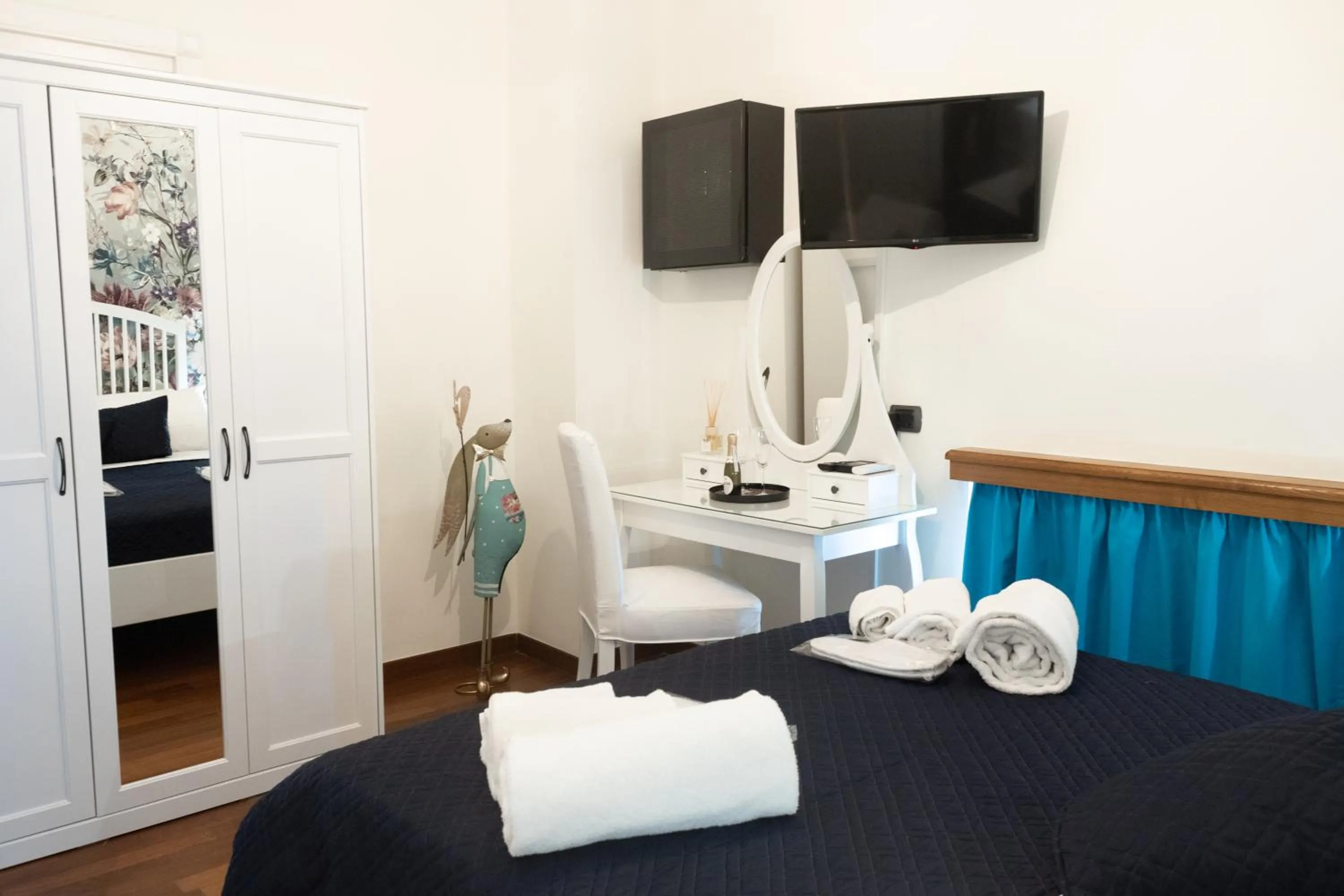 TV and multimedia, Bed in Bed Boutique Napoli Colors