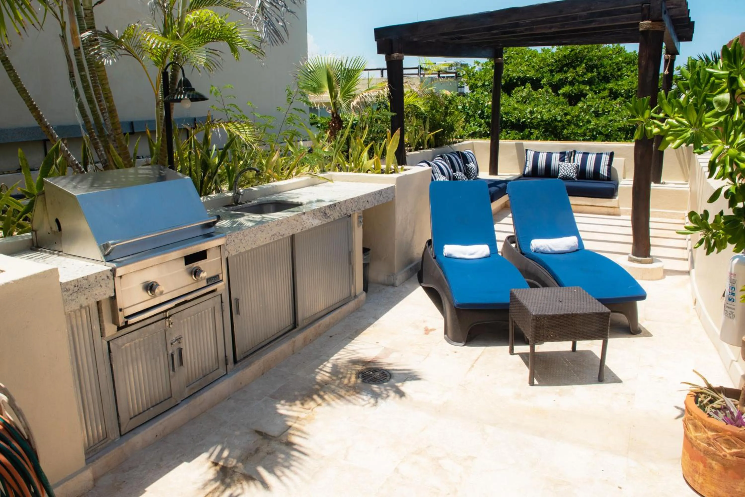 Bird's eye view in El Taj Oceanfront and Beachside Condo Hotel