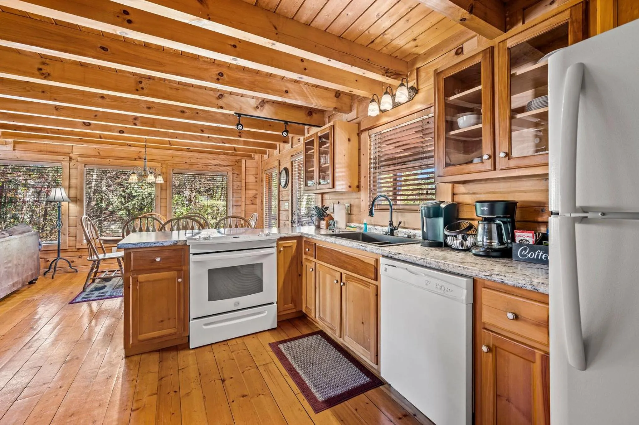 Bearfoot Pines - True Log Cabin - Wi-Fi, Hot Tub, Fishing, Deck with views! - Mins to PF