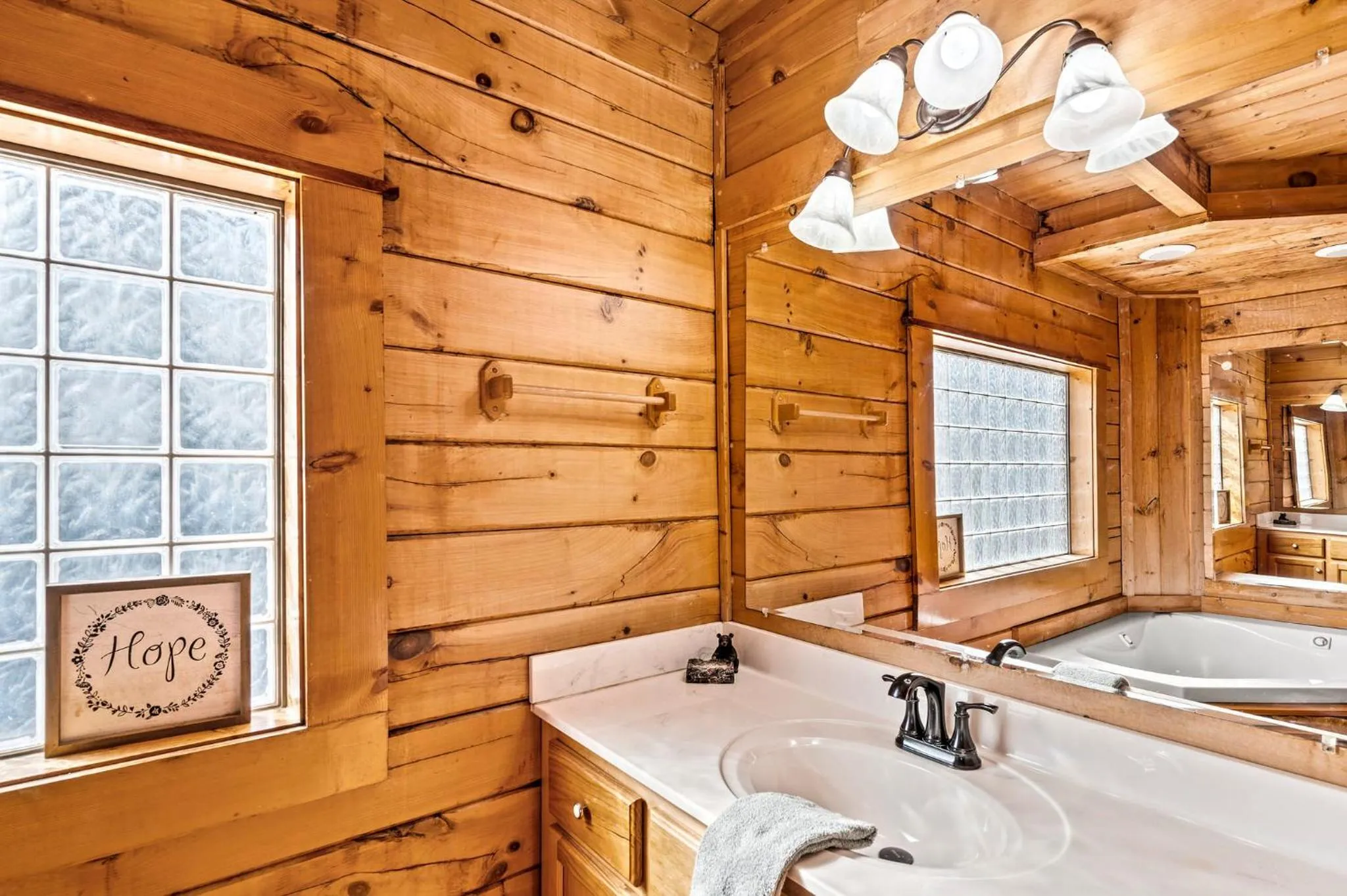 Bearfoot Pines - True Log Cabin - Wi-Fi, Hot Tub, Fishing, Deck with views! - Mins to PF