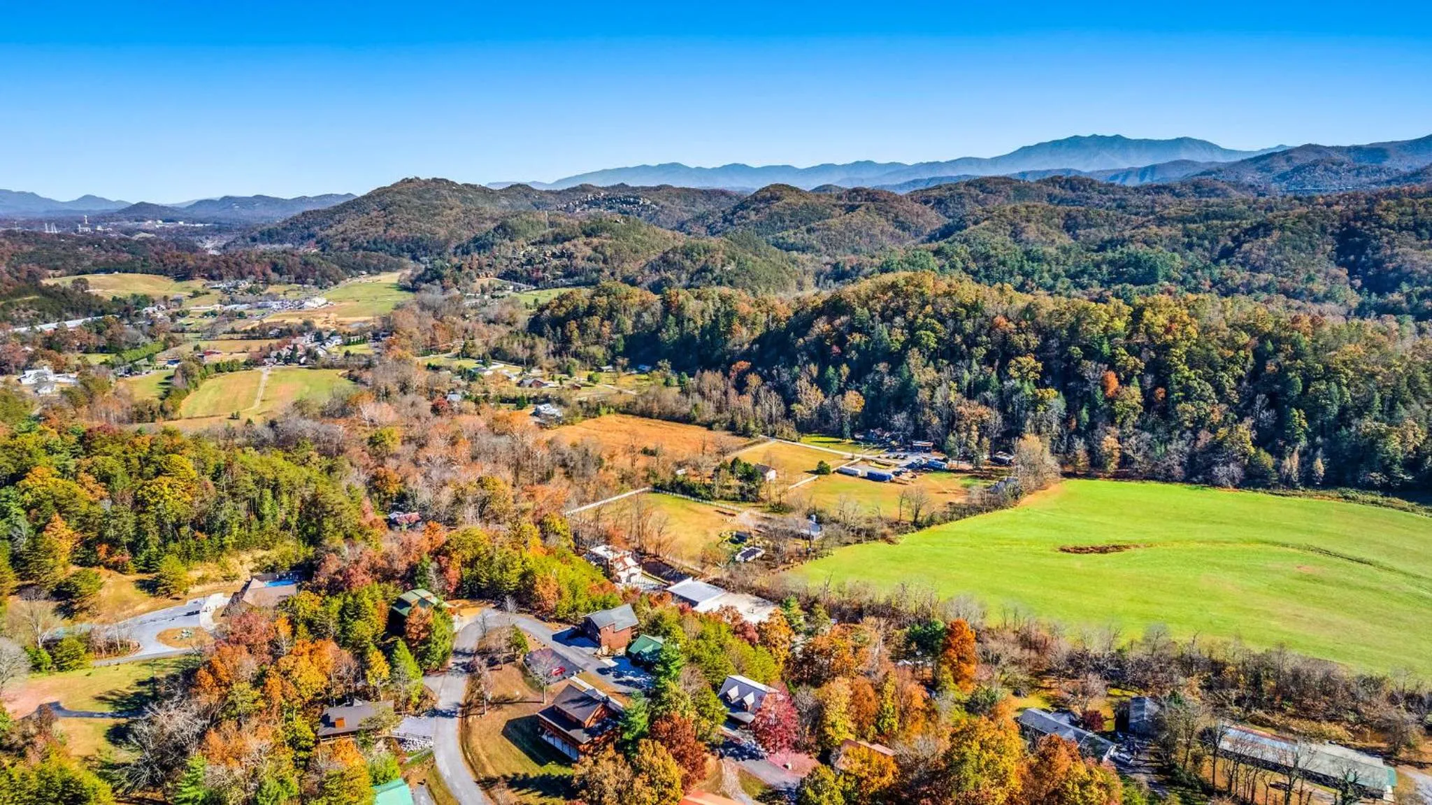 Bearfoot Pines - True Log Cabin - Wi-Fi, Hot Tub, Fishing, Deck with views! - Mins to PF