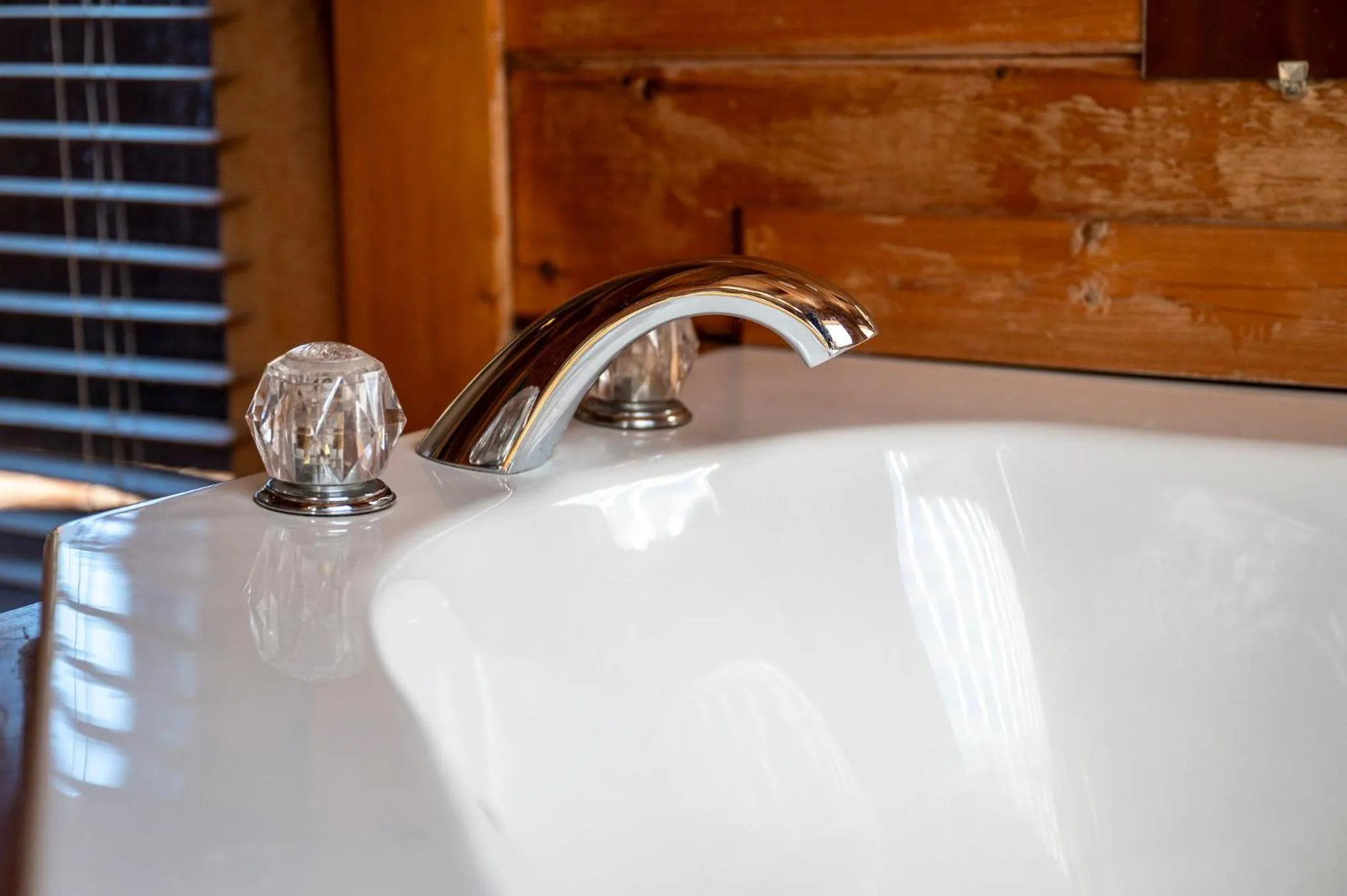 Bearfoot Pines - True Log Cabin - Wi-Fi, Hot Tub, Fishing, Deck with views! - Mins to PF