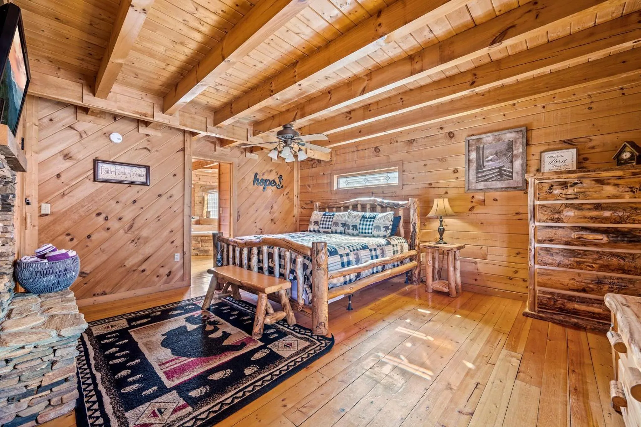 Bed in Bearfoot Pines - True Log Cabin - Wi-Fi, Hot Tub, Fishing, Deck with views! - Mins to PF
