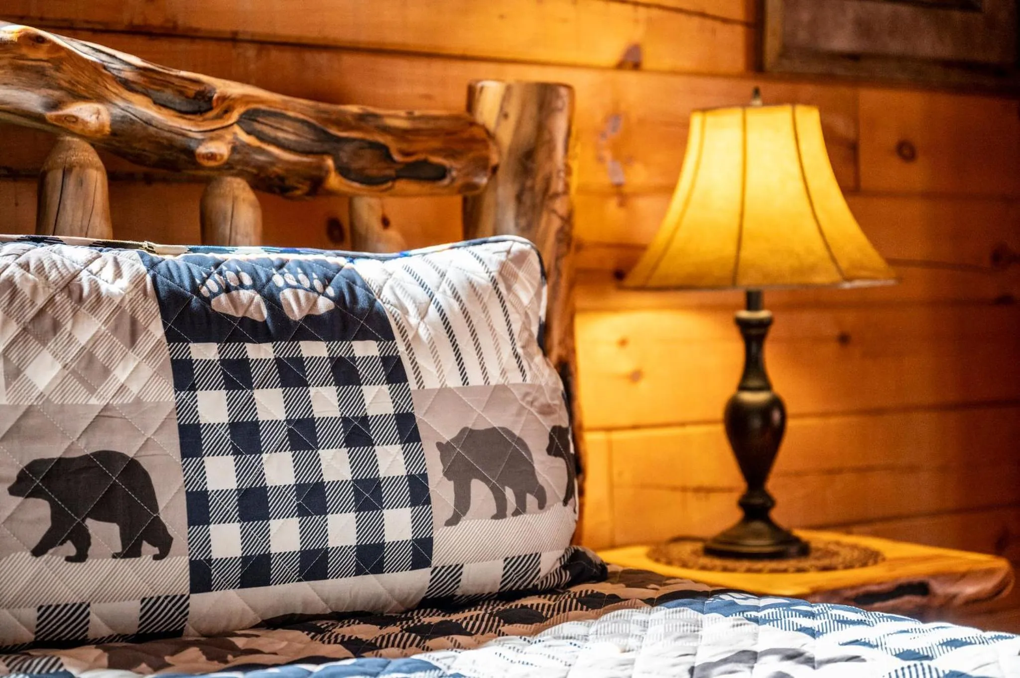 Bed in Bearfoot Pines - True Log Cabin - Wi-Fi, Hot Tub, Fishing, Deck with views! - Mins to PF