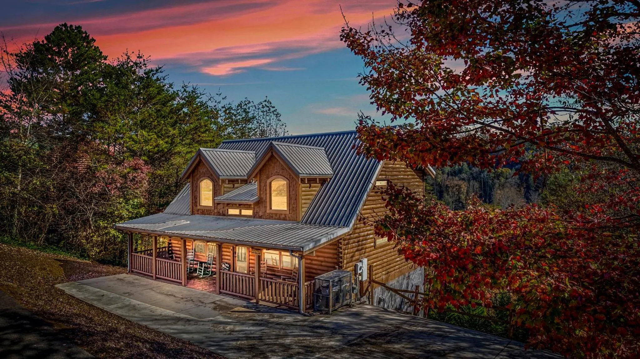 Bearfoot Pines - True Log Cabin - Wi-Fi, Hot Tub, Fishing, Deck with views! - Mins to PF