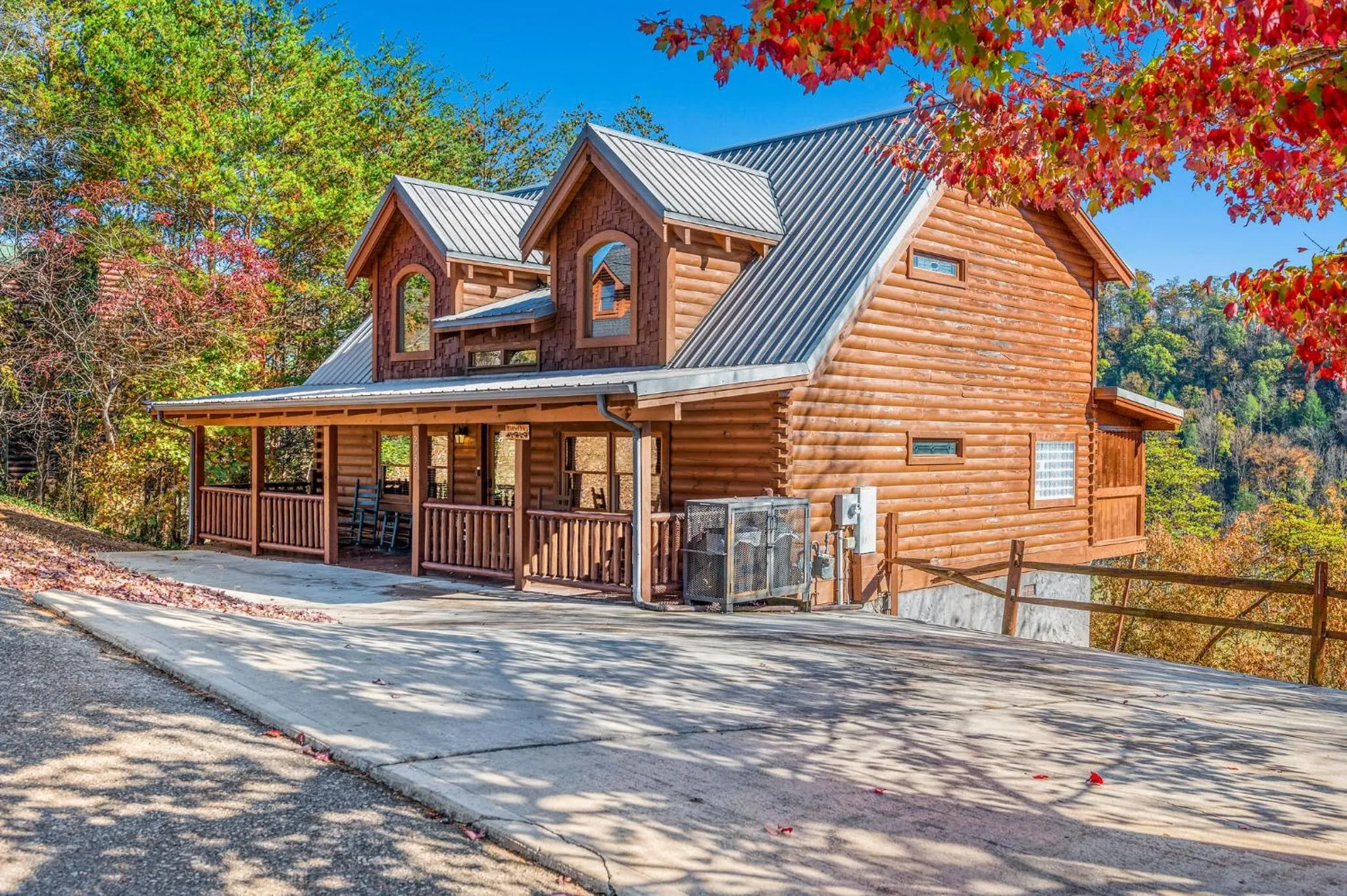 Bearfoot Pines - True Log Cabin - Wi-Fi, Hot Tub, Fishing, Deck with views! - Mins to PF