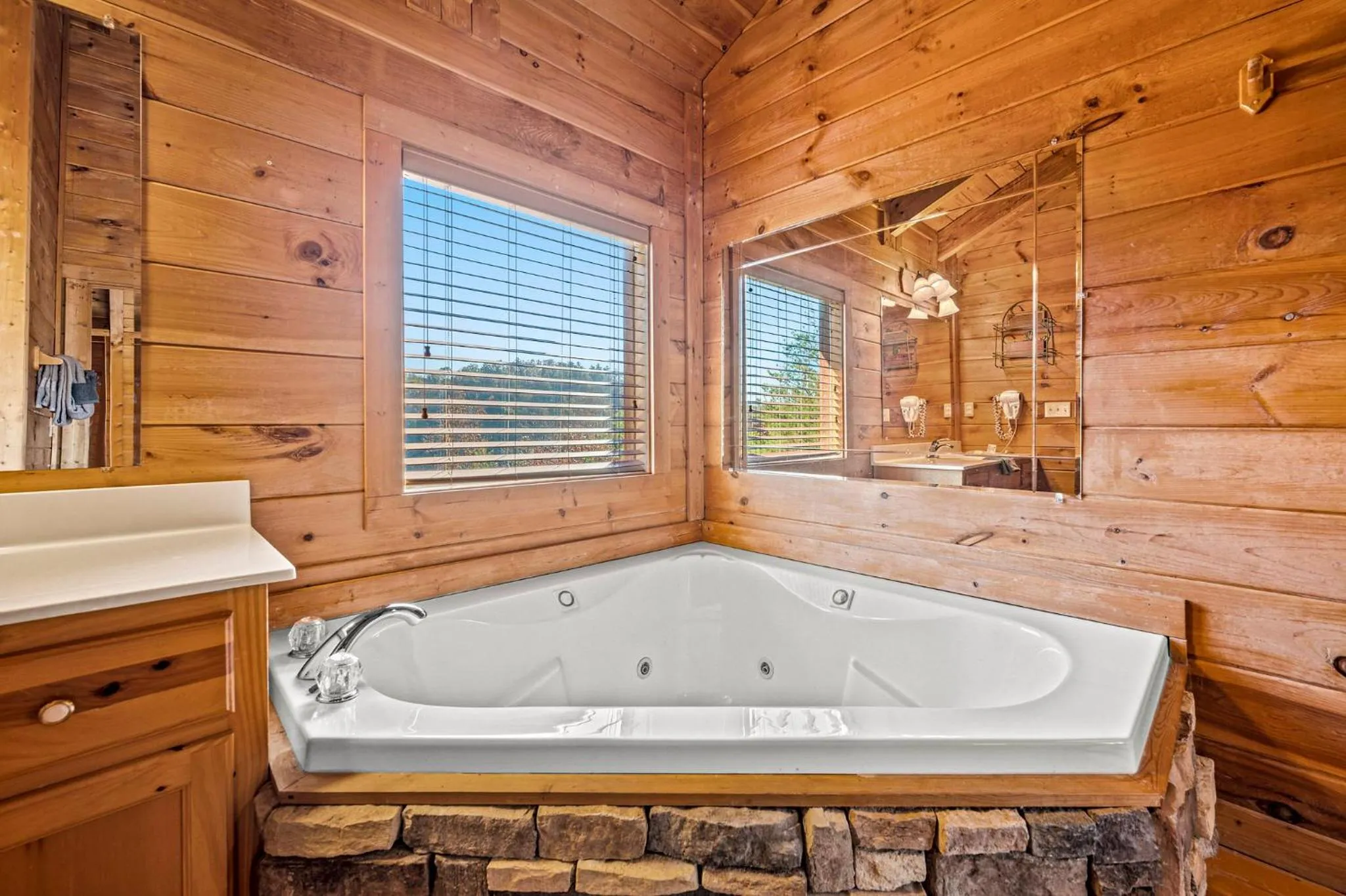 Bearfoot Pines - True Log Cabin - Wi-Fi, Hot Tub, Fishing, Deck with views! - Mins to PF