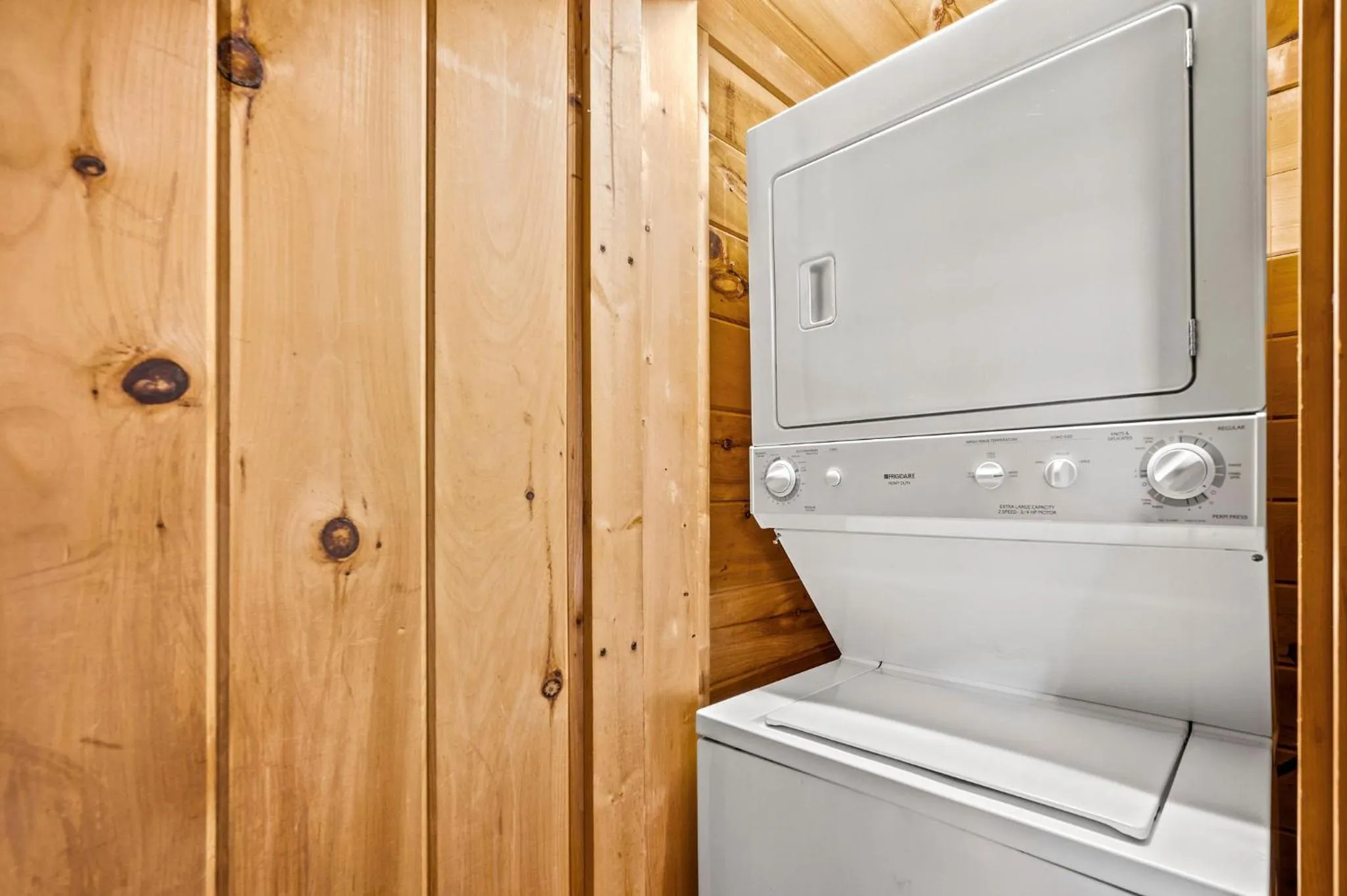 Bearfoot Pines - True Log Cabin - Wi-Fi, Hot Tub, Fishing, Deck with views! - Mins to PF