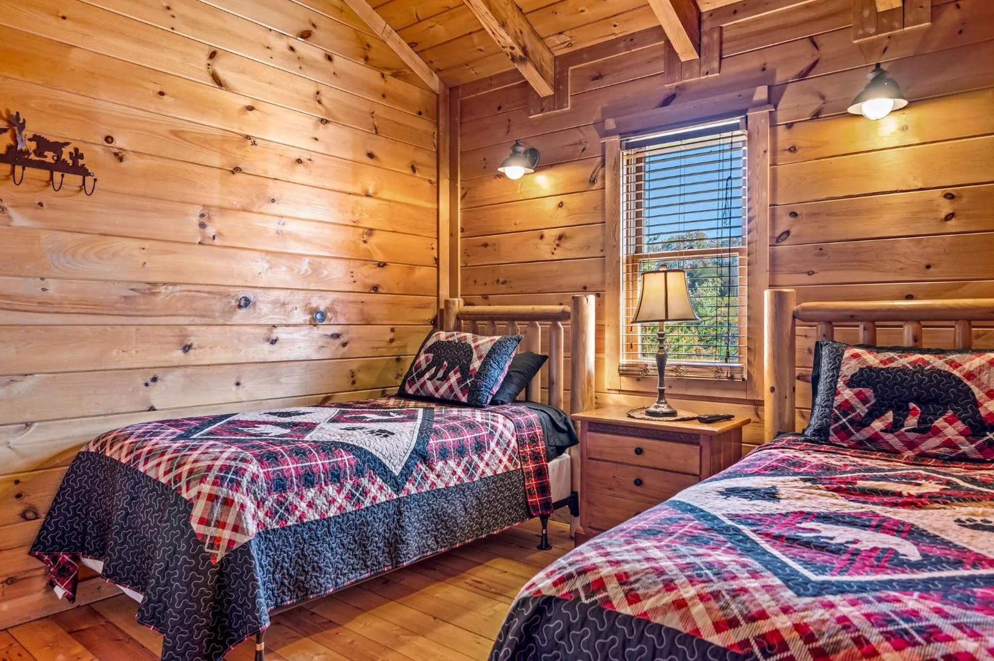Bed in Bearfoot Pines - True Log Cabin - Wi-Fi, Hot Tub, Fishing, Deck with views! - Mins to PF