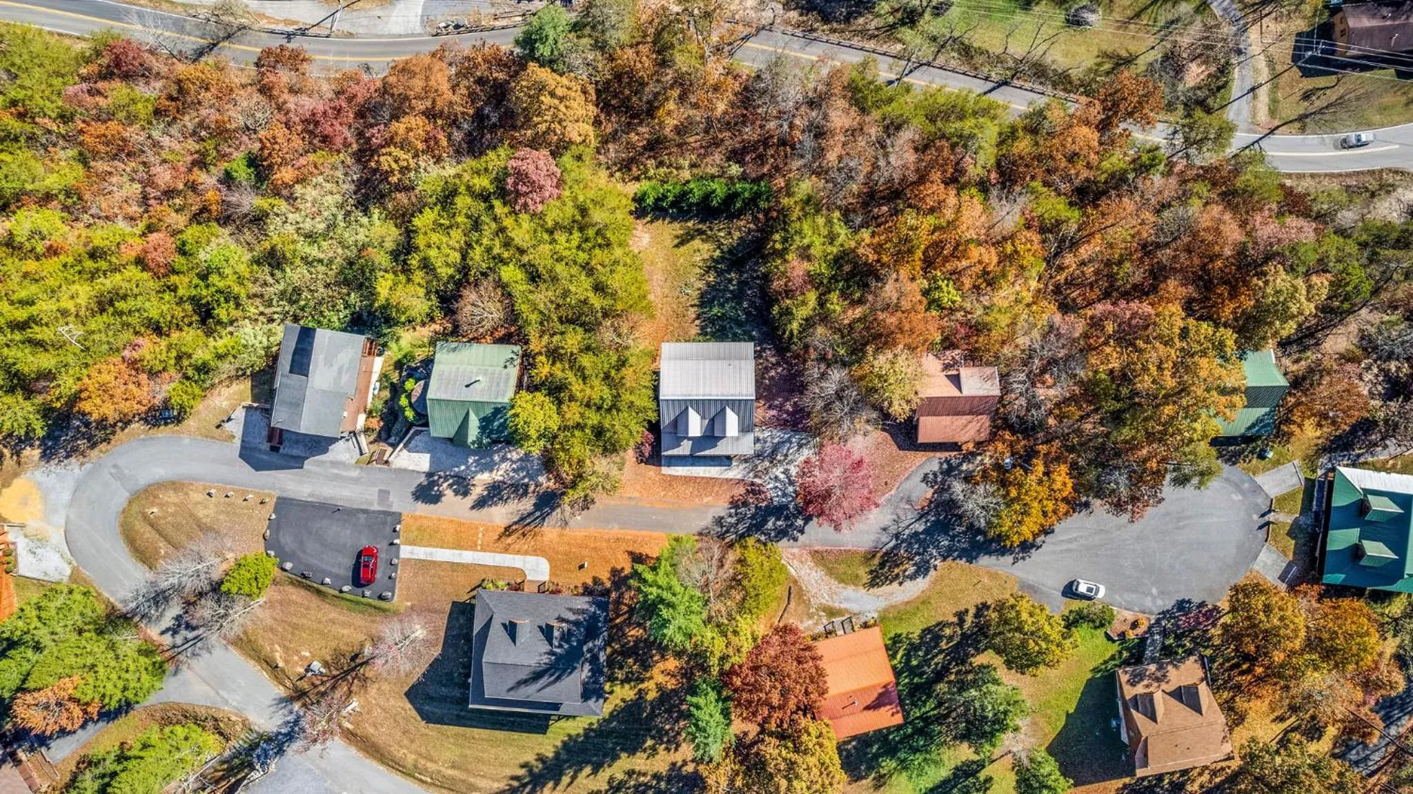 Bearfoot Pines - True Log Cabin - Wi-Fi, Hot Tub, Fishing, Deck with views! - Mins to PF