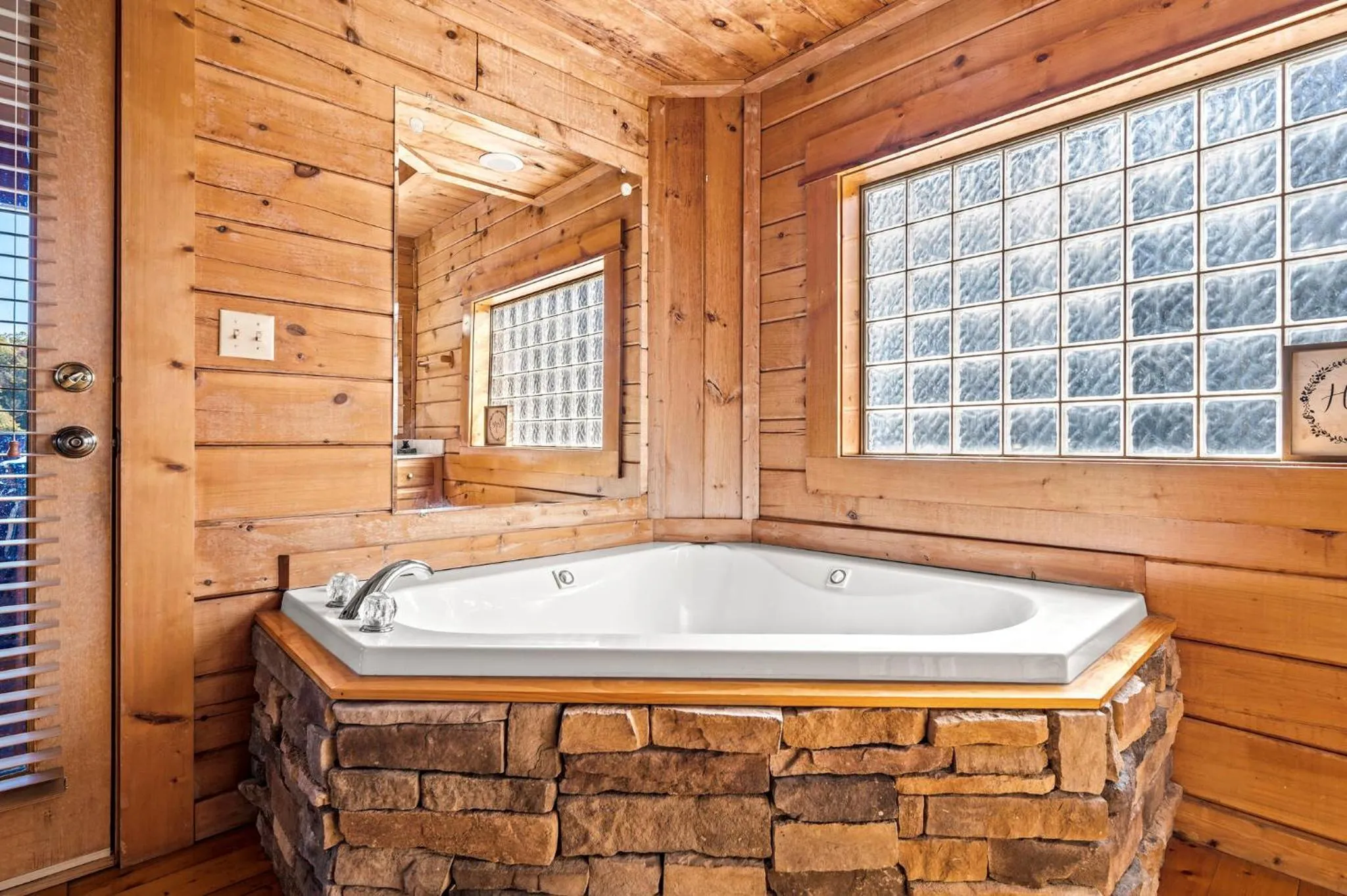Bearfoot Pines - True Log Cabin - Wi-Fi, Hot Tub, Fishing, Deck with views! - Mins to PF