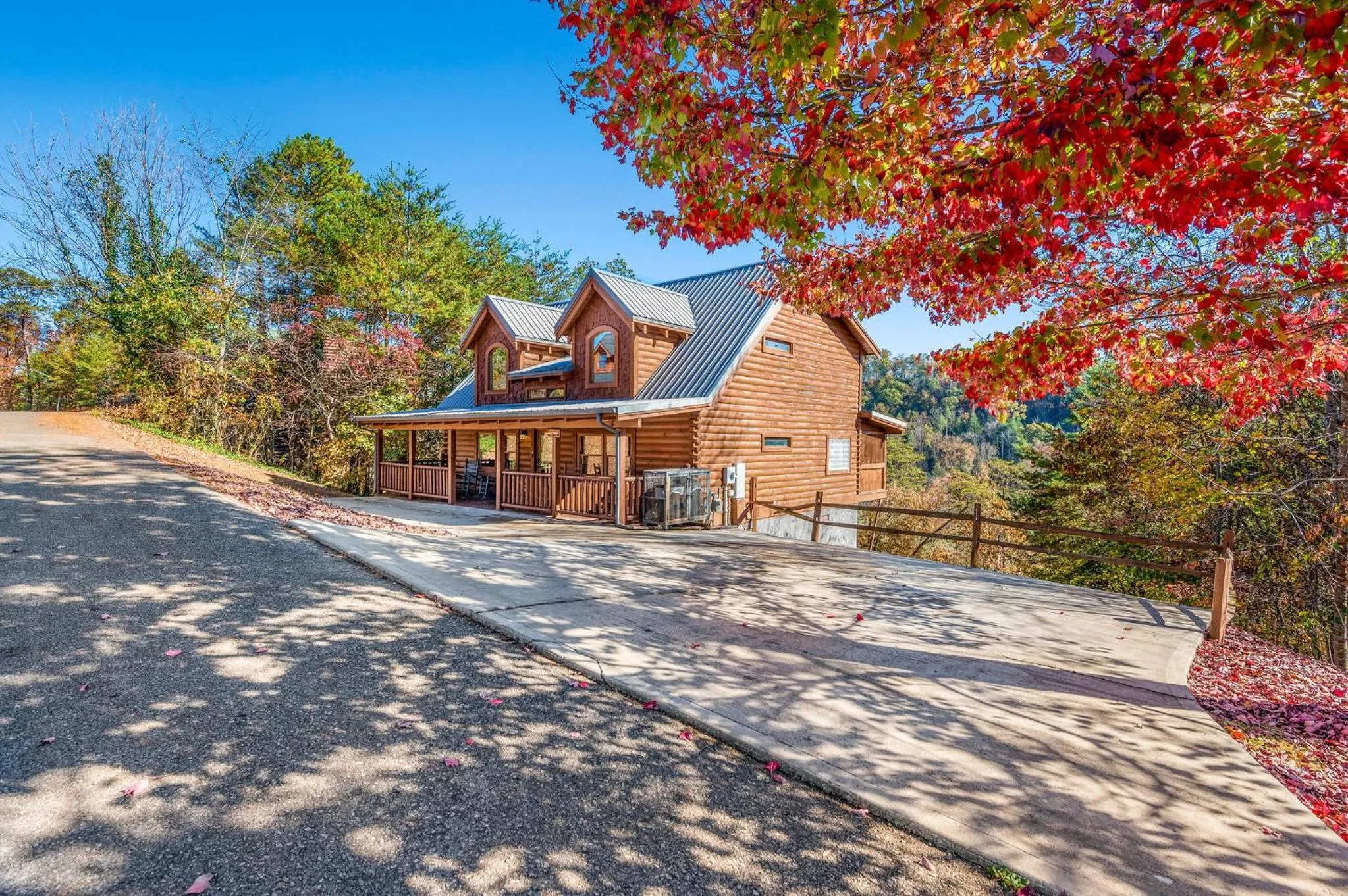 Bearfoot Pines - True Log Cabin - Wi-Fi, Hot Tub, Fishing, Deck with views! - Mins to PF