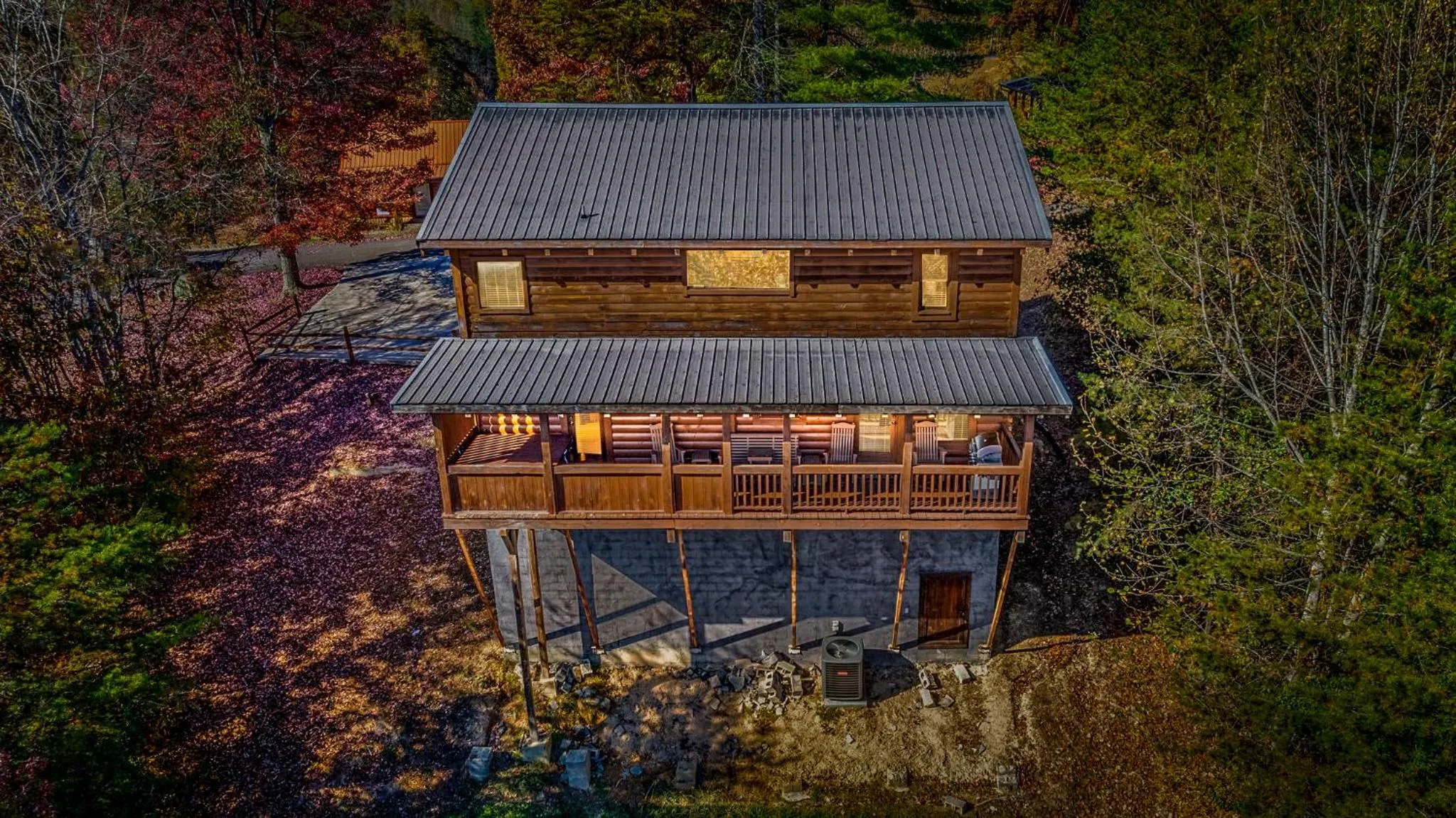 Bearfoot Pines - True Log Cabin - Wi-Fi, Hot Tub, Fishing, Deck with views! - Mins to PF