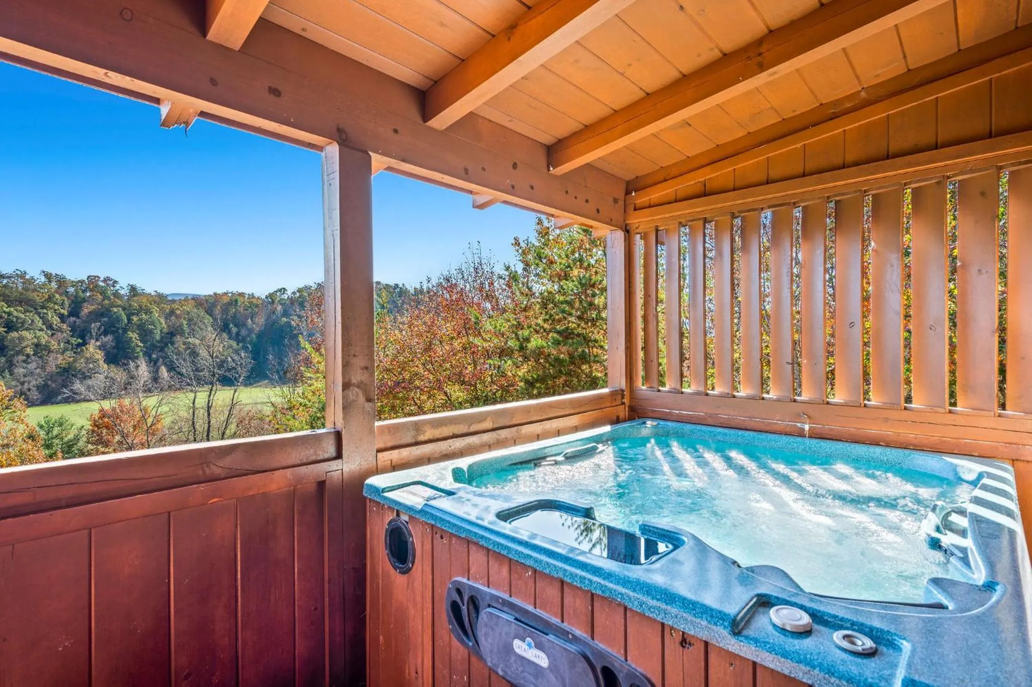 Bearfoot Pines - True Log Cabin - Wi-Fi, Hot Tub, Fishing, Deck with views! - Mins to PF