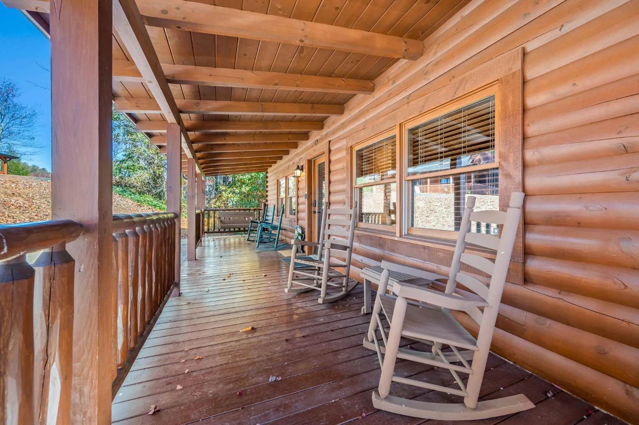 Bearfoot Pines - True Log Cabin - Wi-Fi, Hot Tub, Fishing, Deck with views! - Mins to PF