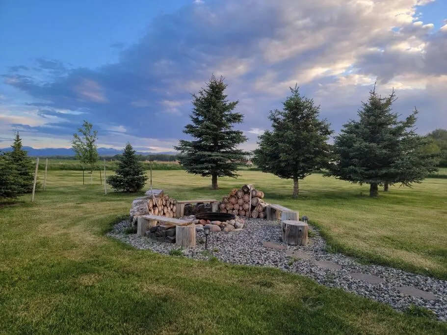 Neighbourhood in Mountain View Home on 2 Acres