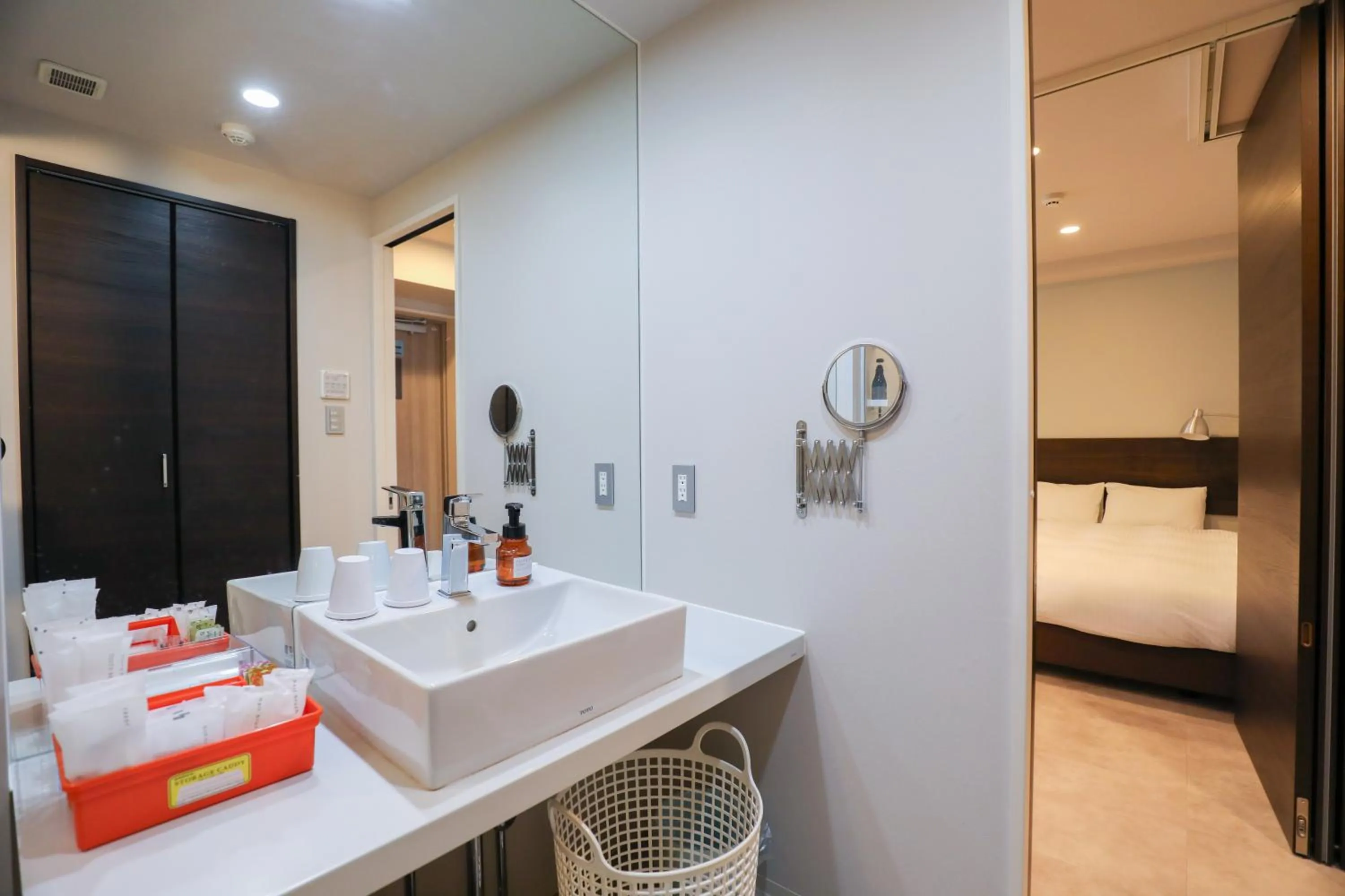 Bathroom, Bed in HOTEL SO SUMIYOSHi ホテルソウ博多住吉