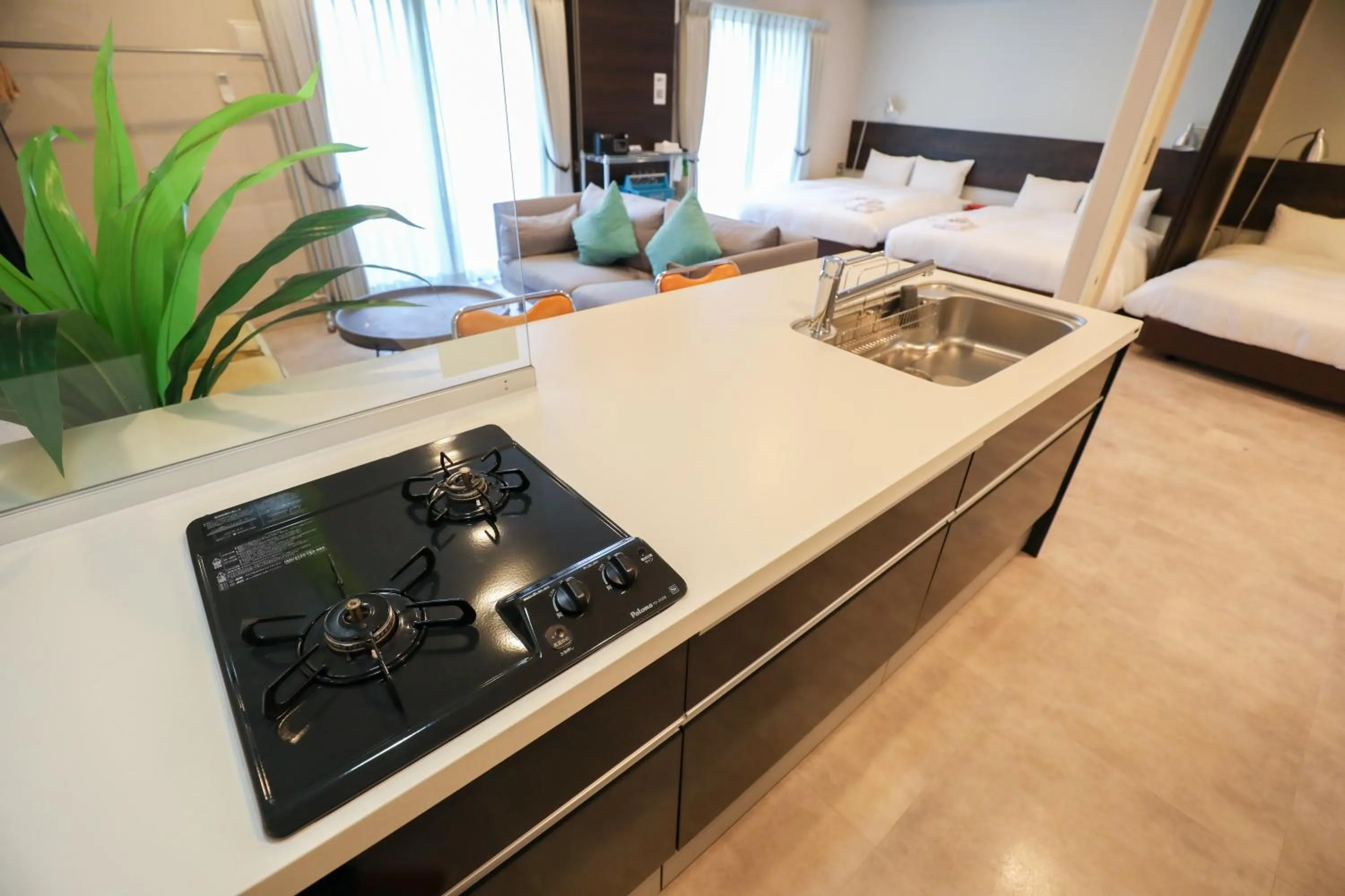 Kitchen or kitchenette, Bed in HOTEL SO SUMIYOSHi ホテルソウ博多住吉