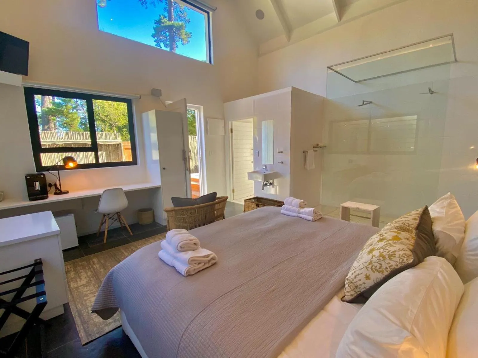 Shower, Bed in Vida Nova Retreat