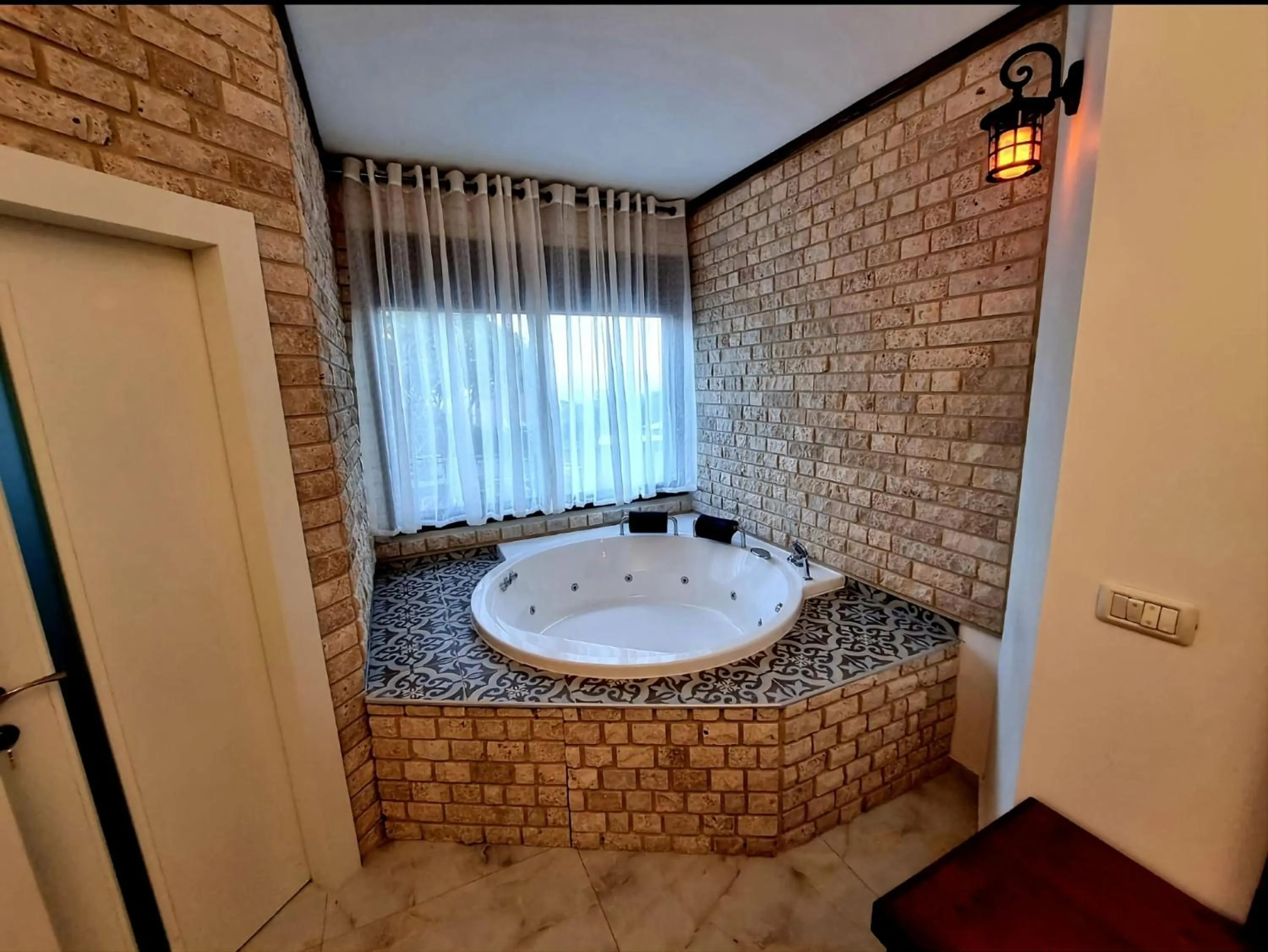 Hot Tub in The Pearl of the Golan - Pnina BaGolan