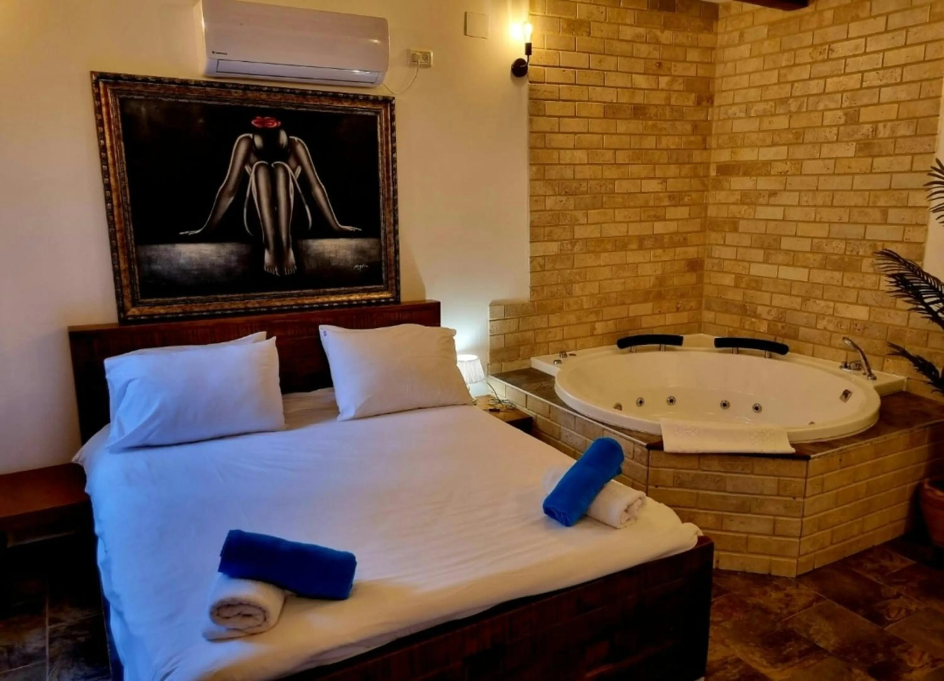 Hot Tub, Bed in The Pearl of the Golan - Pnina BaGolan