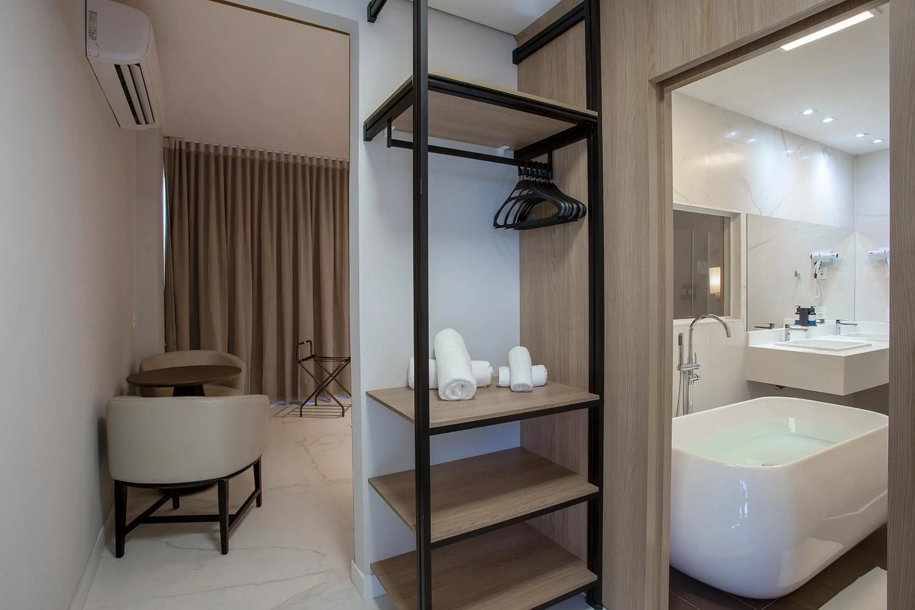 Bathroom, Bed in Nacional Inn Rondonópolis