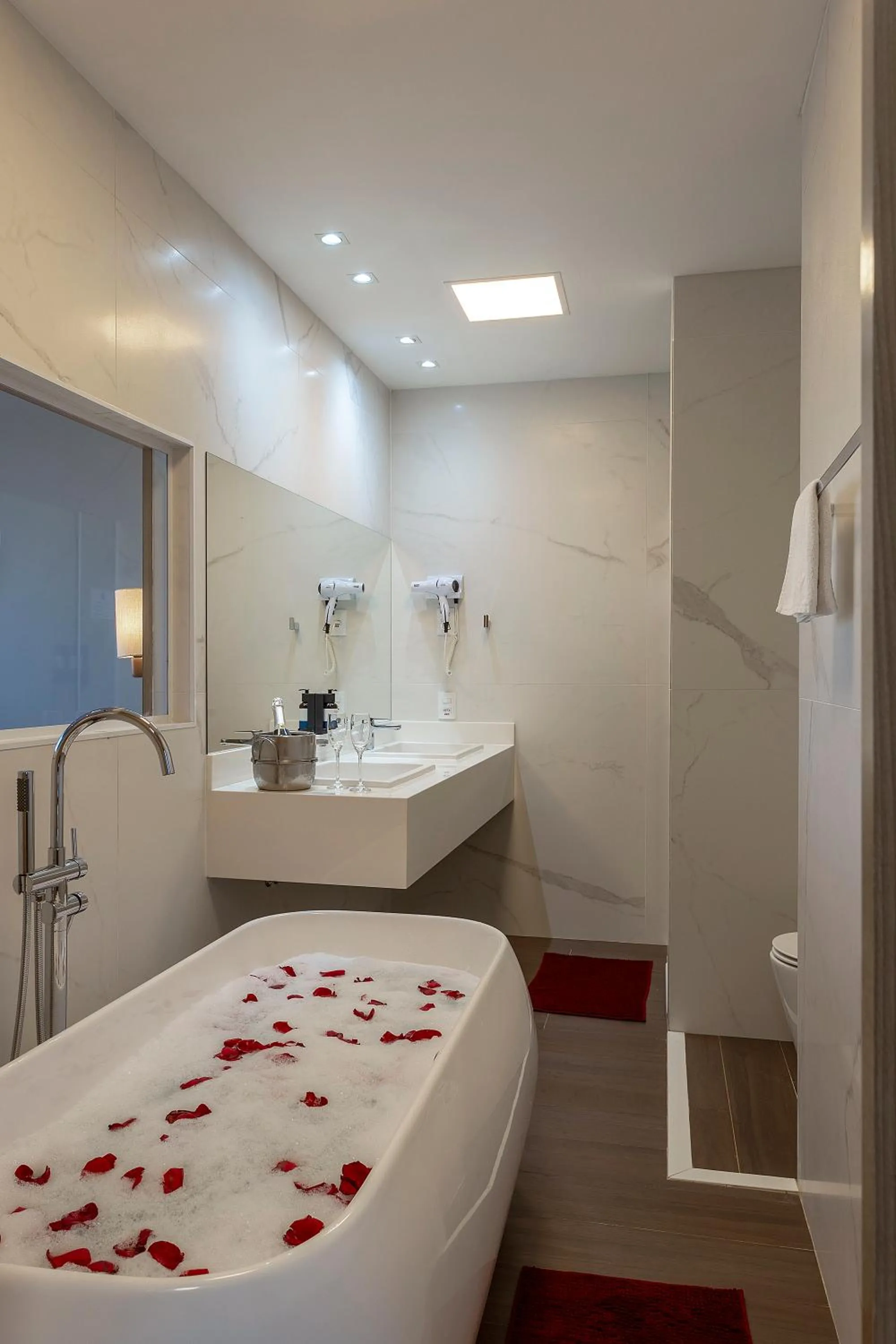 Bathroom, Bed in Nacional Inn Rondonópolis