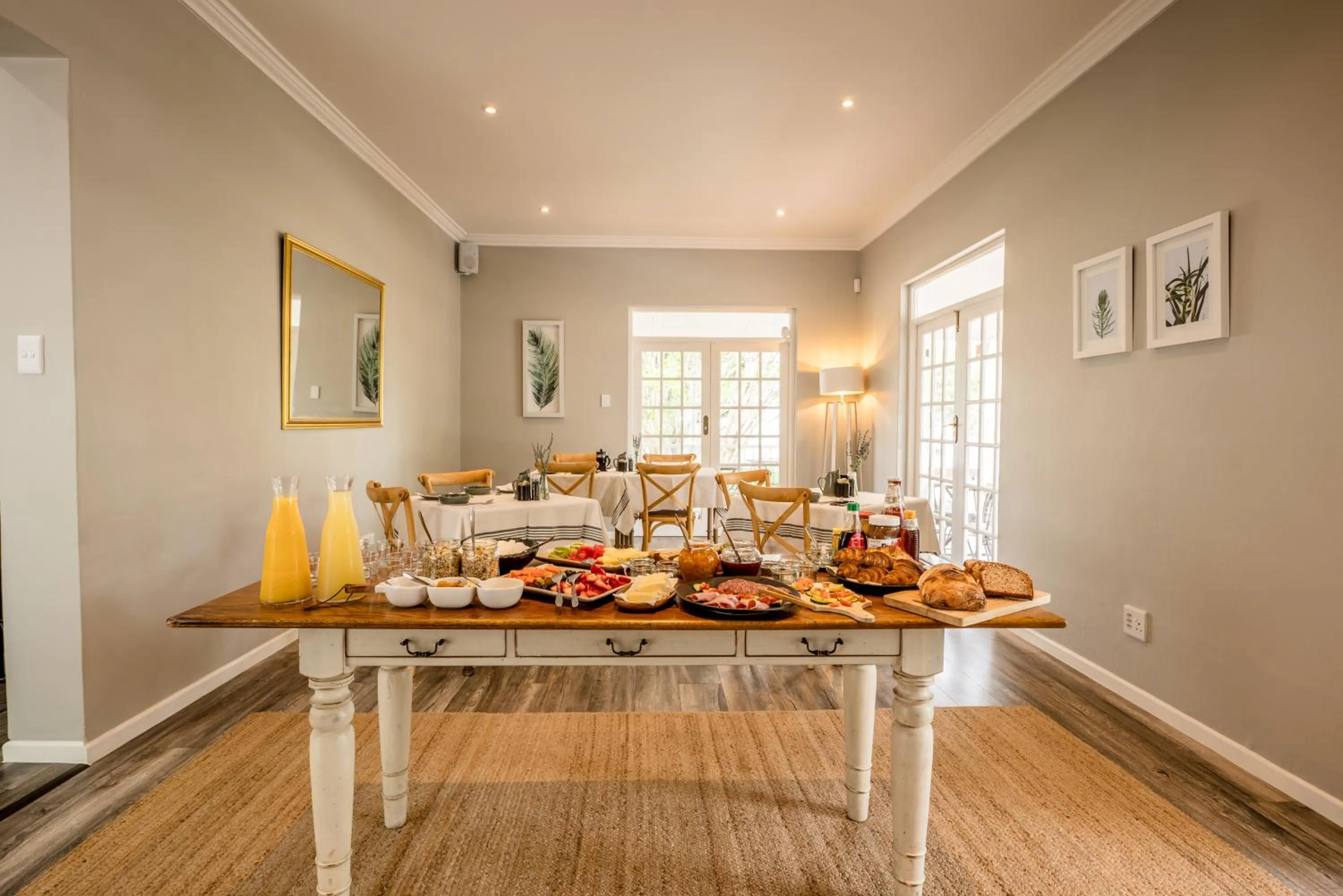 Restaurant/places to eat in Corner House Residence