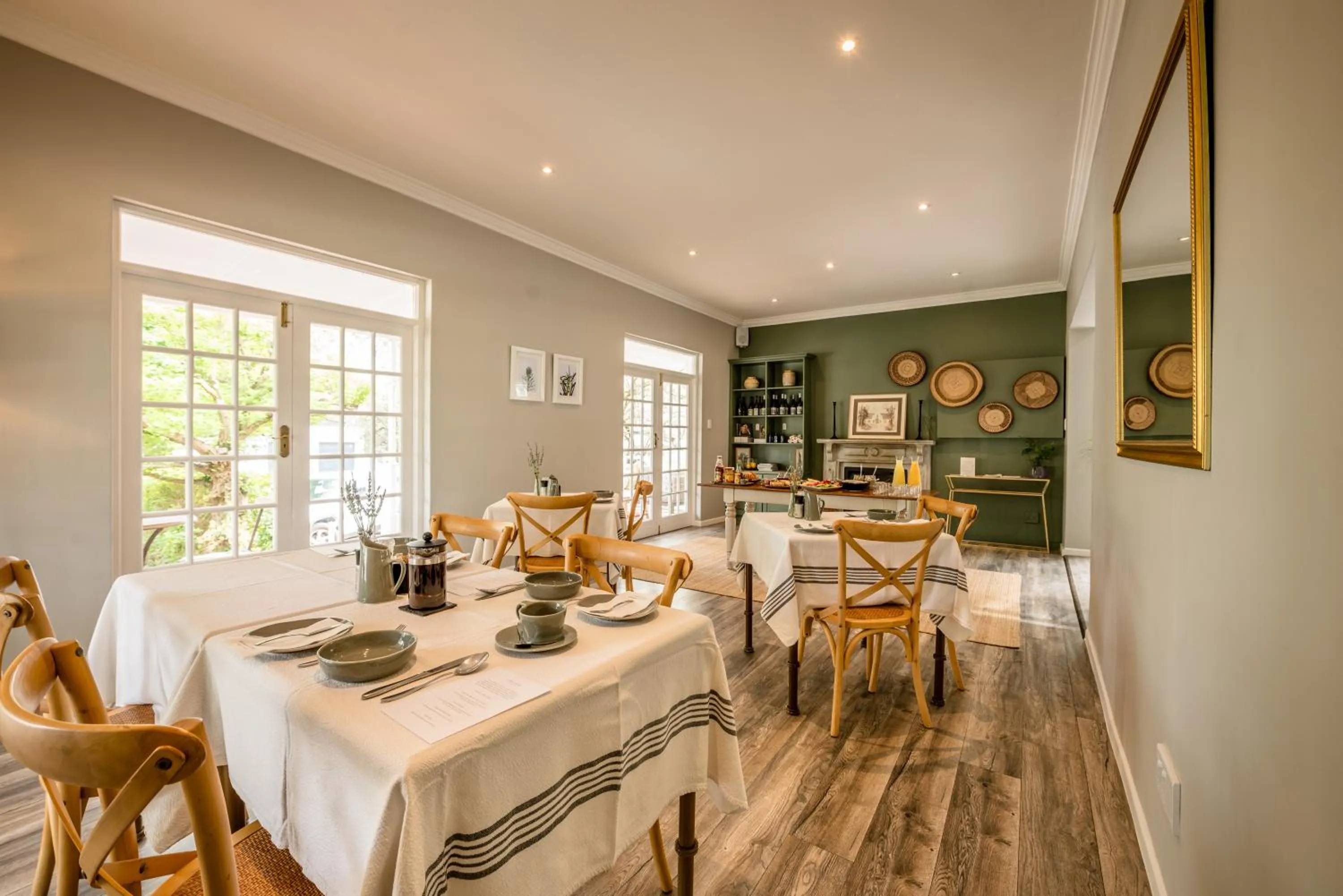 Restaurant/places to eat in Corner House Residence