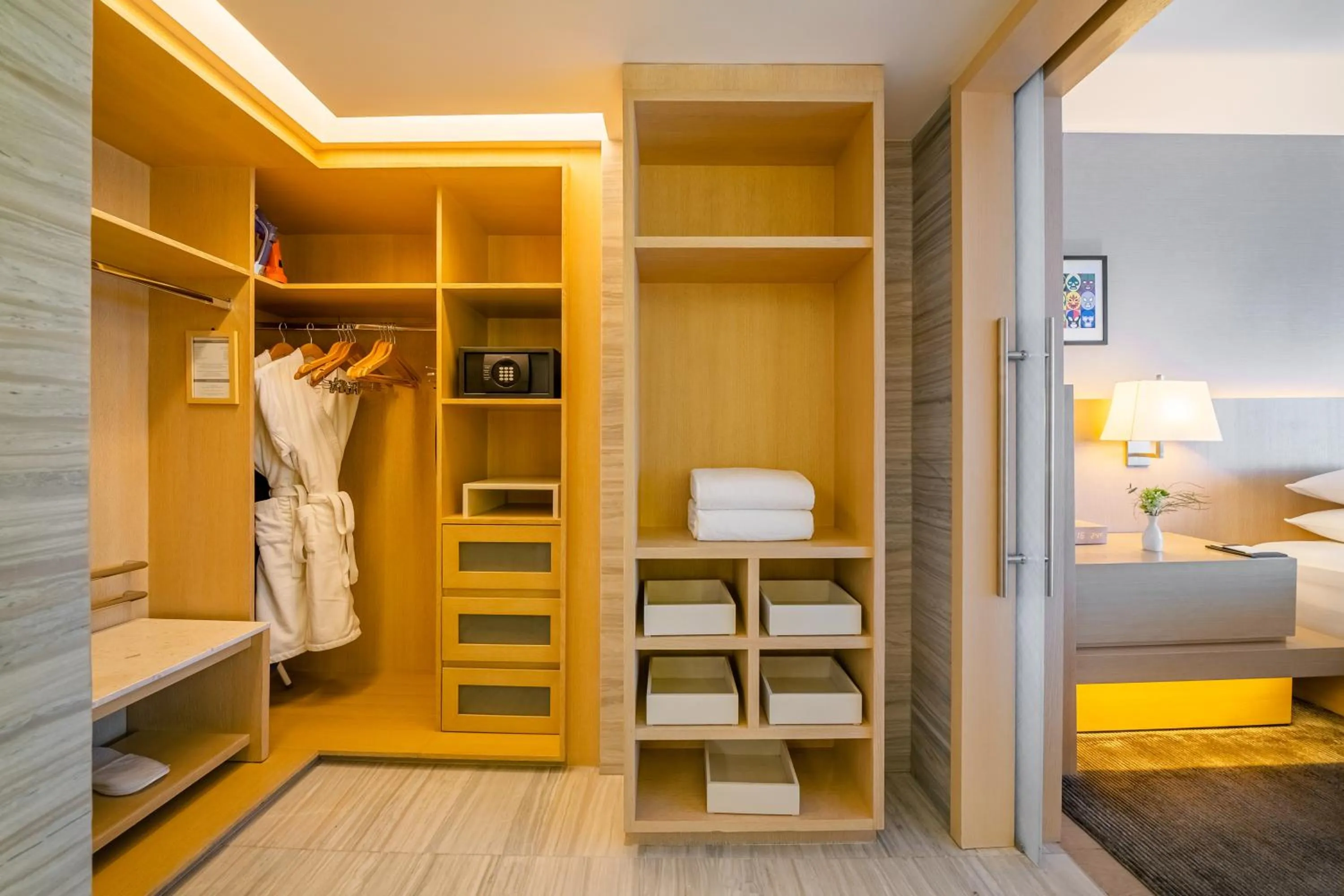 wardrobe, Bed in Hyatt Regency Mexico City