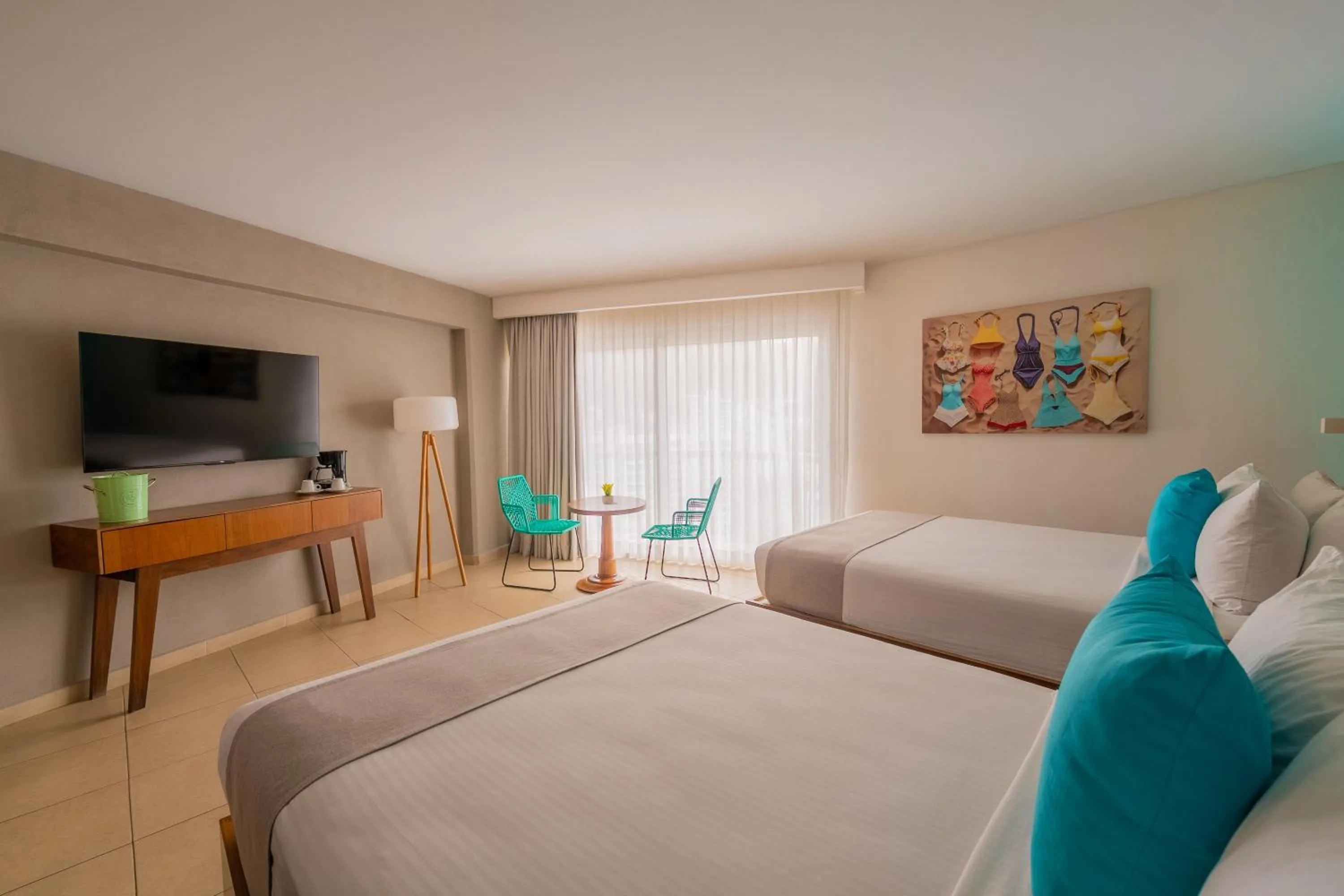 Communal lounge/ TV room, Bed in Hotel Amares Acapulco