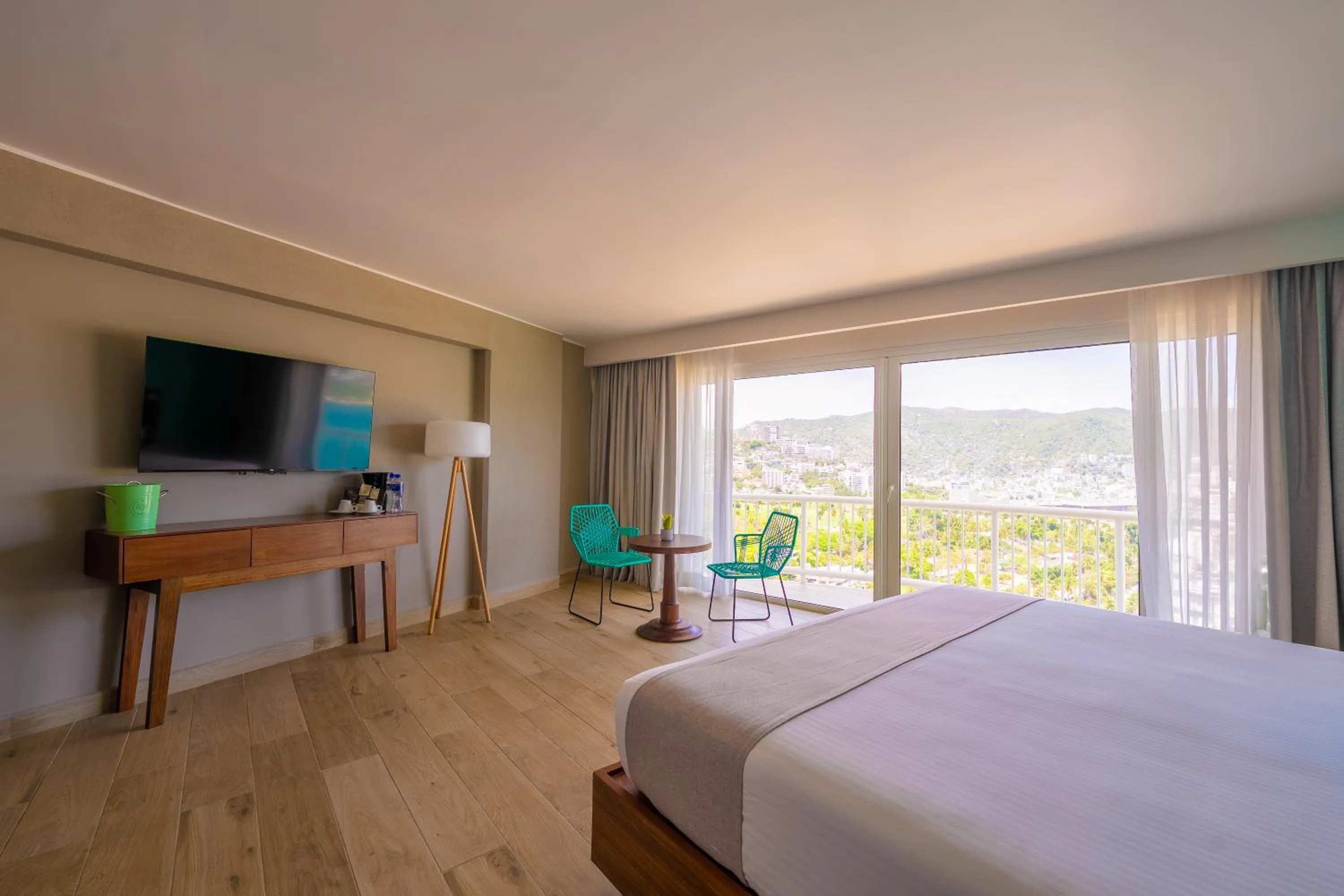 Communal lounge/ TV room, Bed in Hotel Amares Acapulco