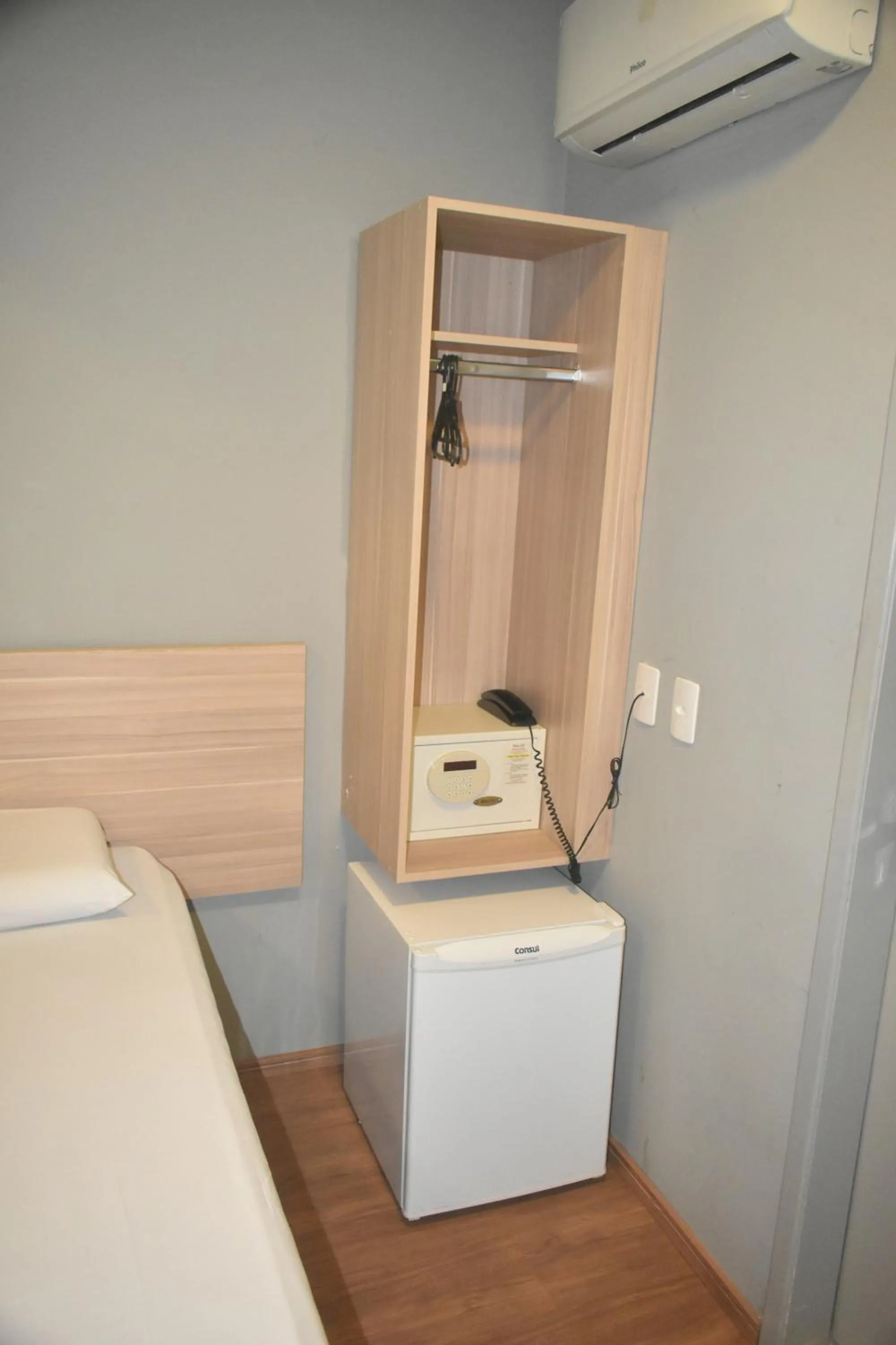 wardrobe, Bed in Unity Hotel - Vila Mariana SP