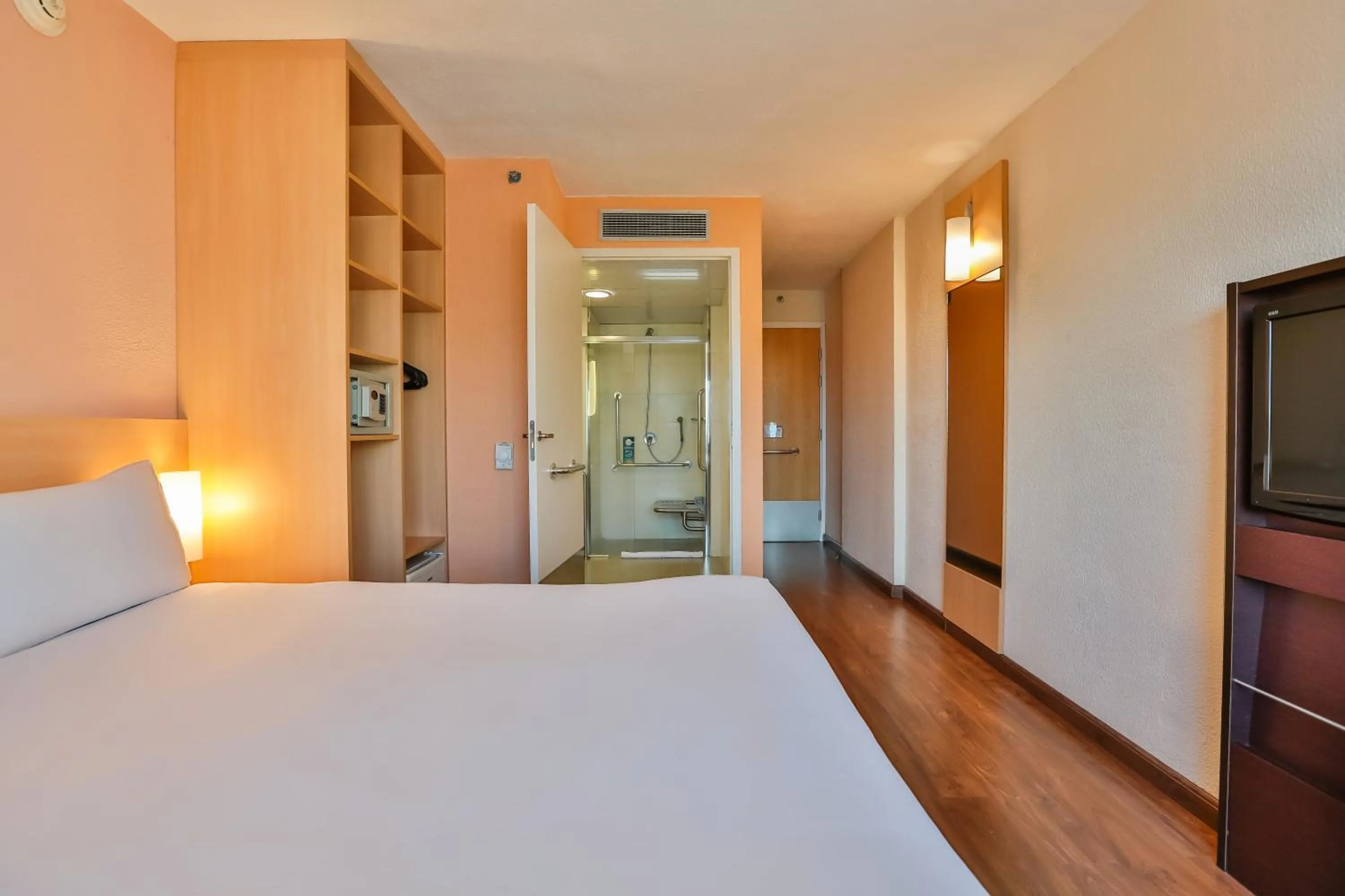 Bathroom, Bed in ibis Sao Paulo Congonhas