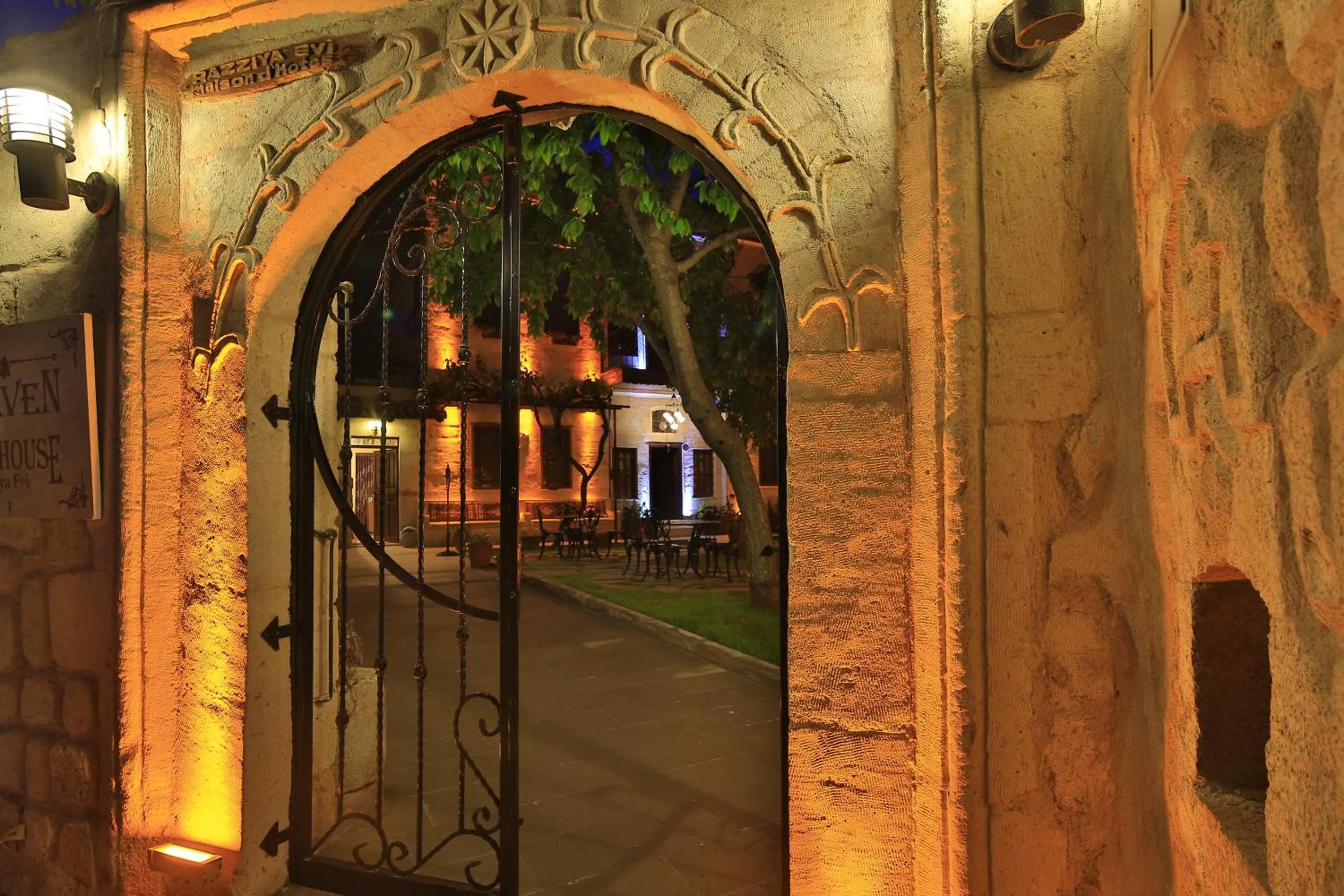 Facade/entrance in Heaven Cave House - Razziya Evi