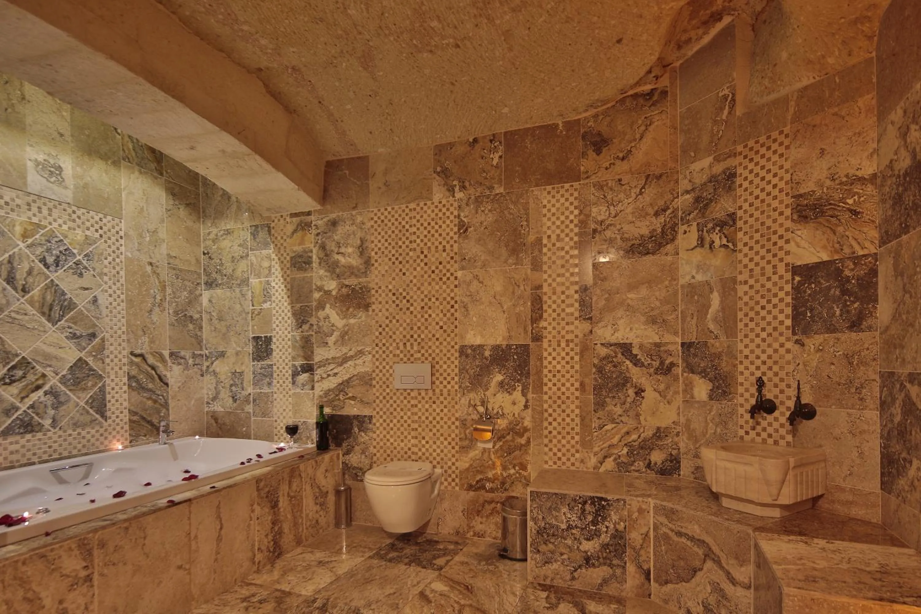 Bathroom in Heaven Cave House - Razziya Evi