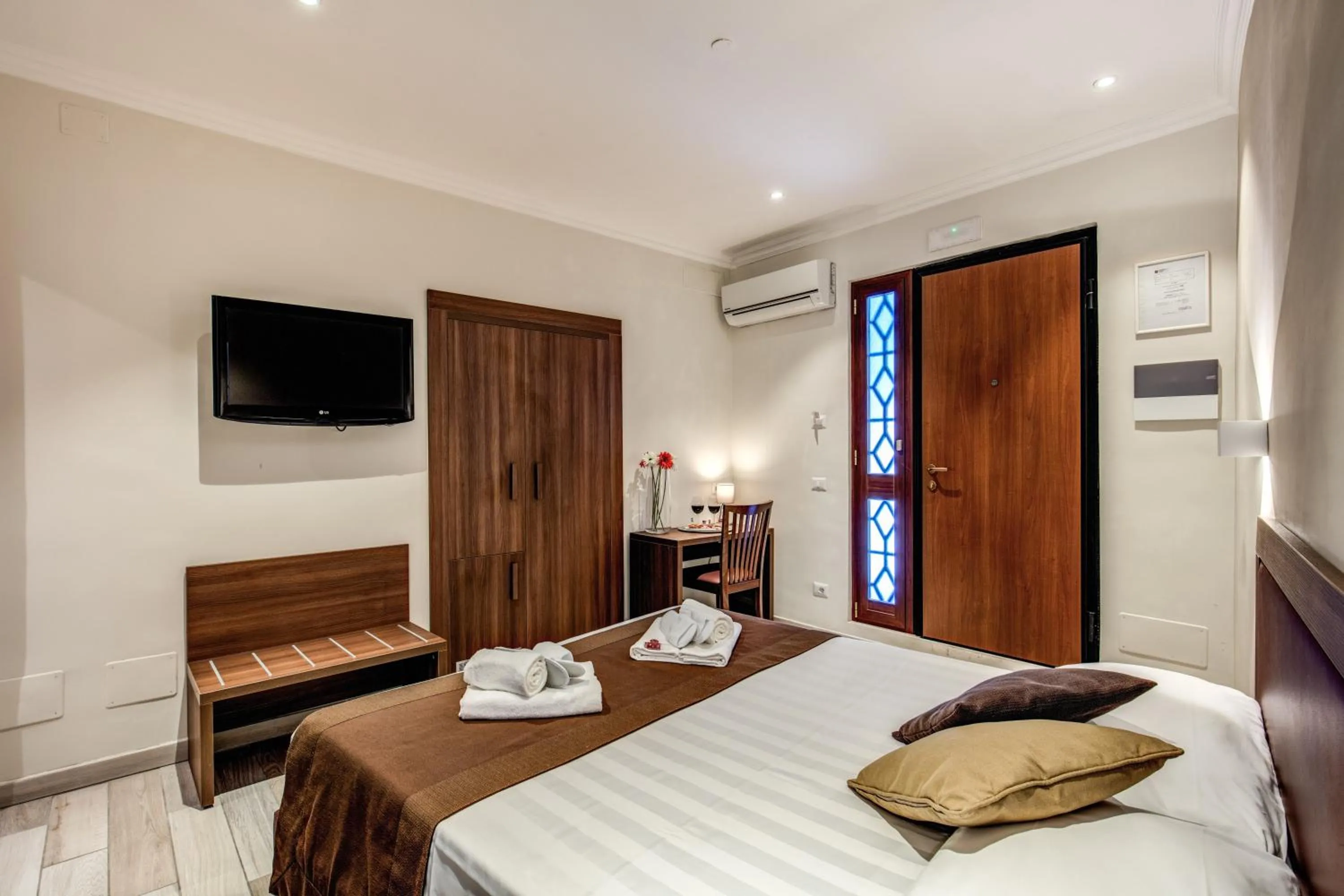 Photo of the whole room, Bed in House Garden