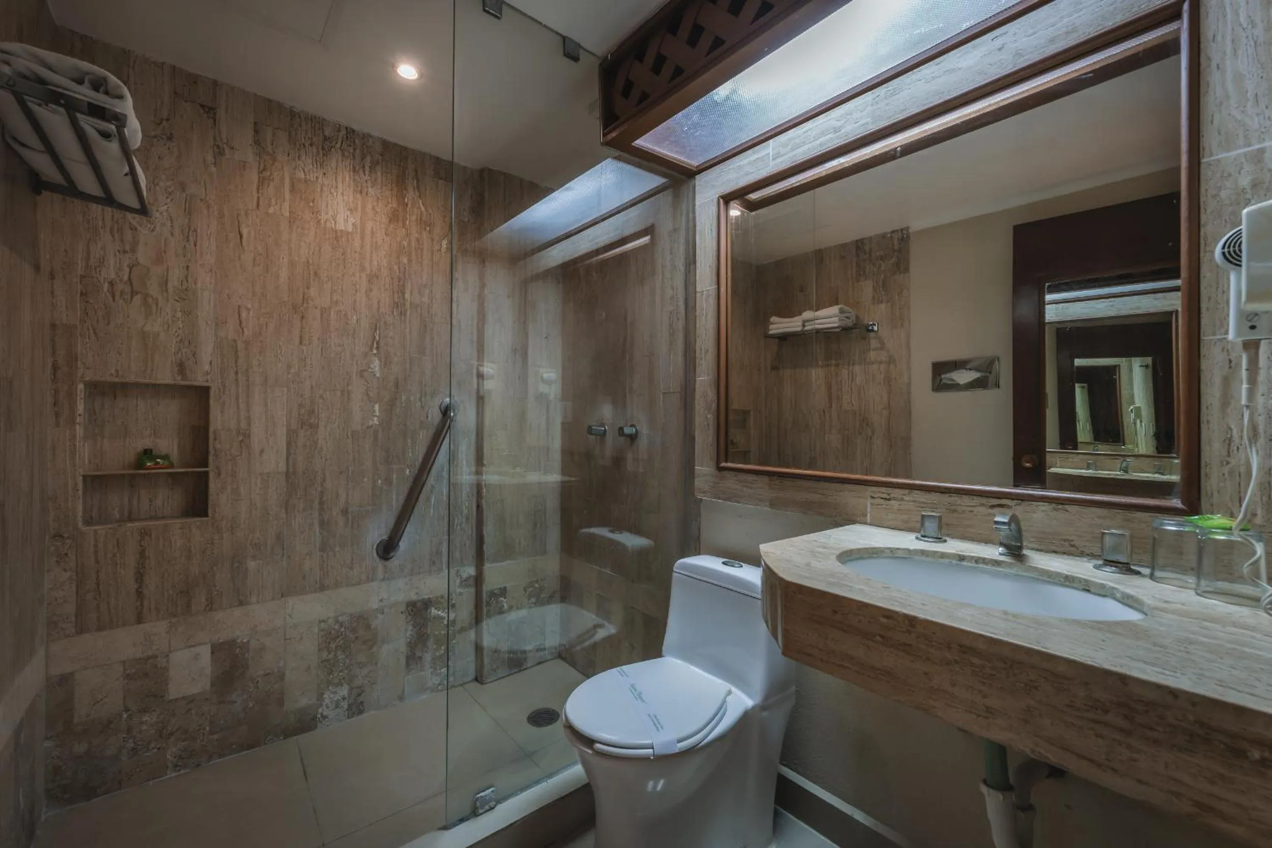 Shower in Hotel Plaza Kokai Cancún